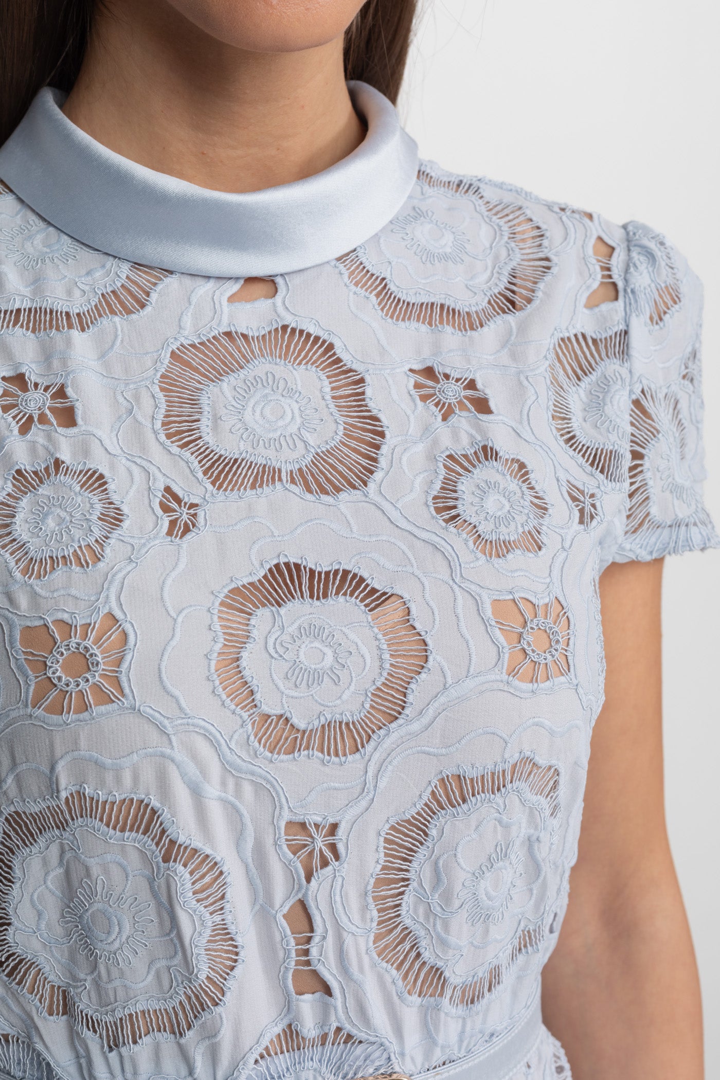 Rochie midi din dantelă florală cu talie cu curea – baby blue