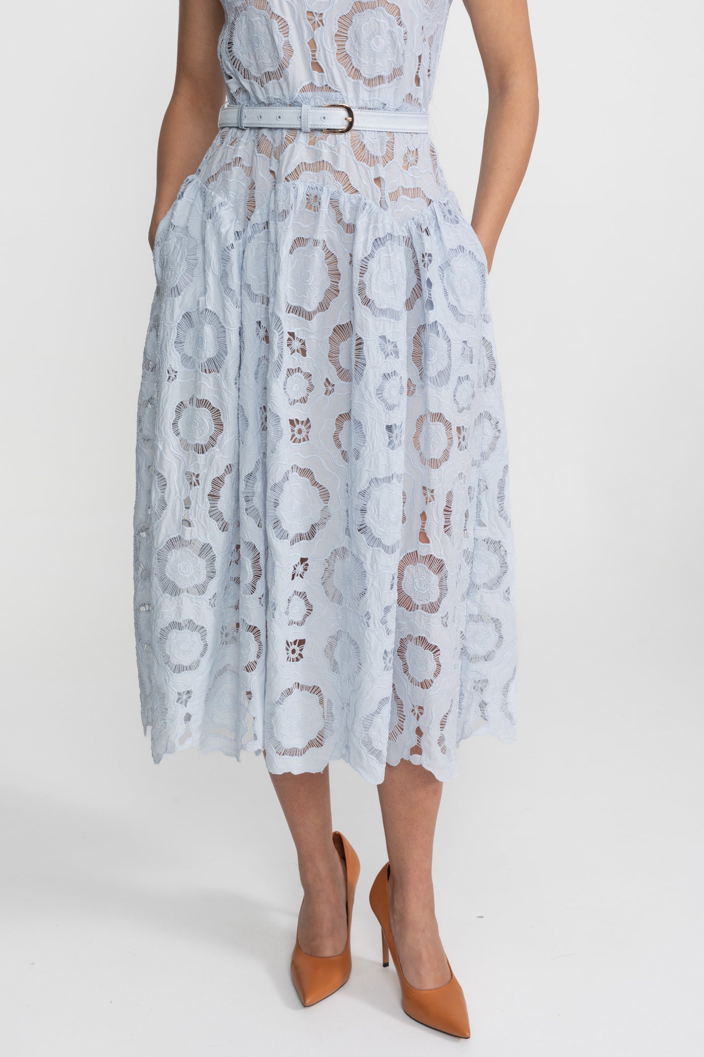 Rochie midi din dantelă florală cu talie cu curea – baby blue