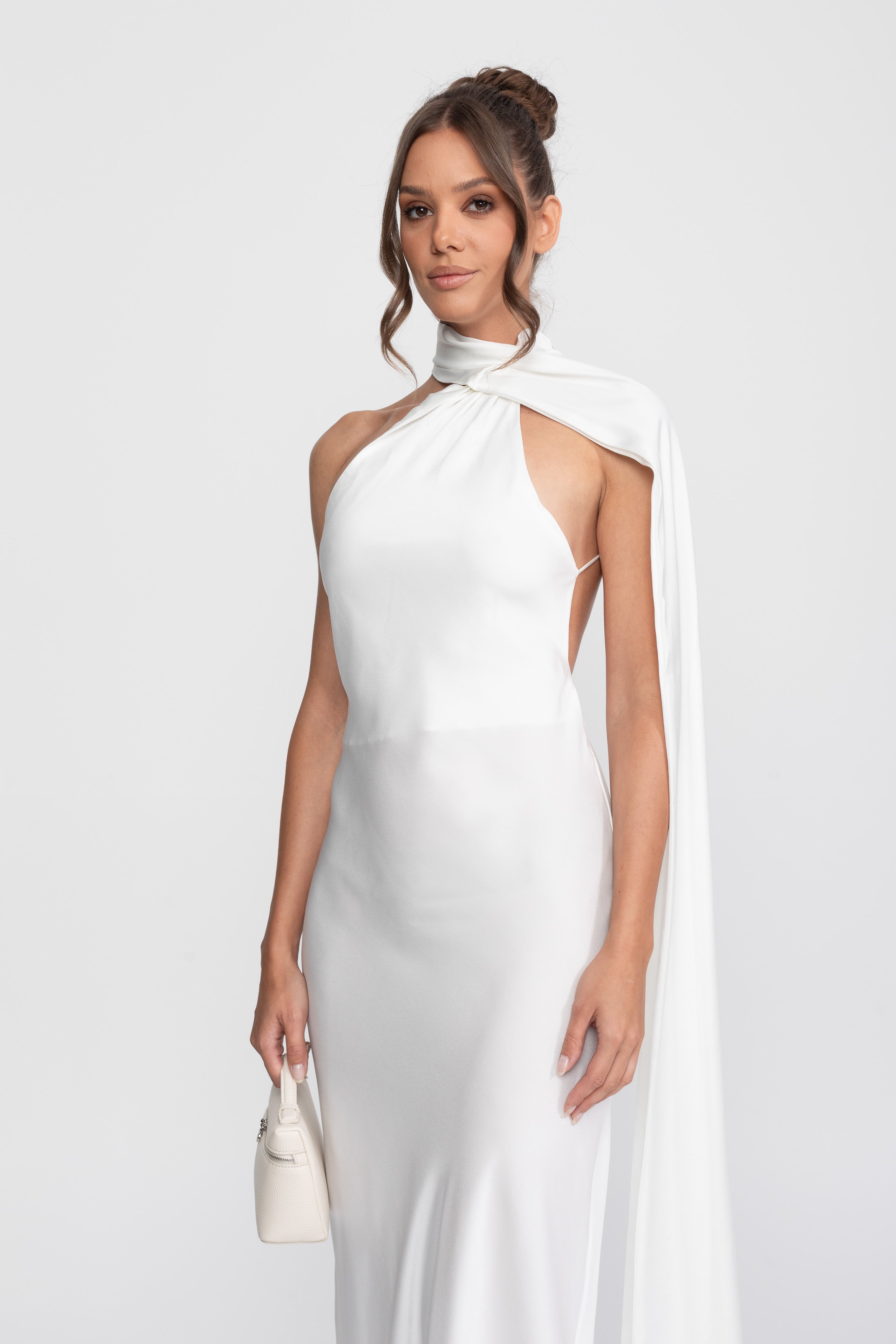 Rochie slip din satin cu halter răsucit și decolteu asimetric - Alb