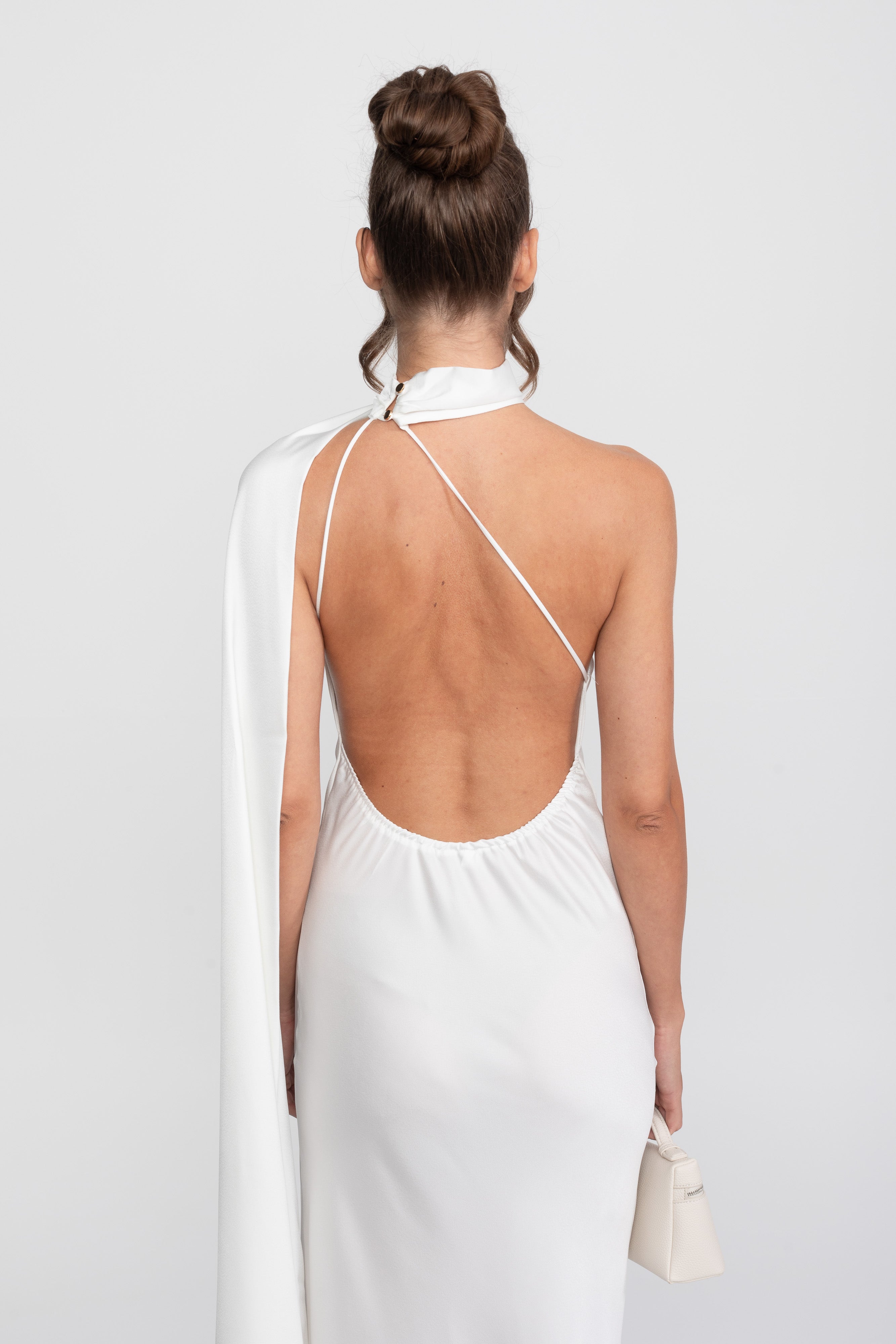 Rochie slip din satin cu halter răsucit și decolteu asimetric - Alb