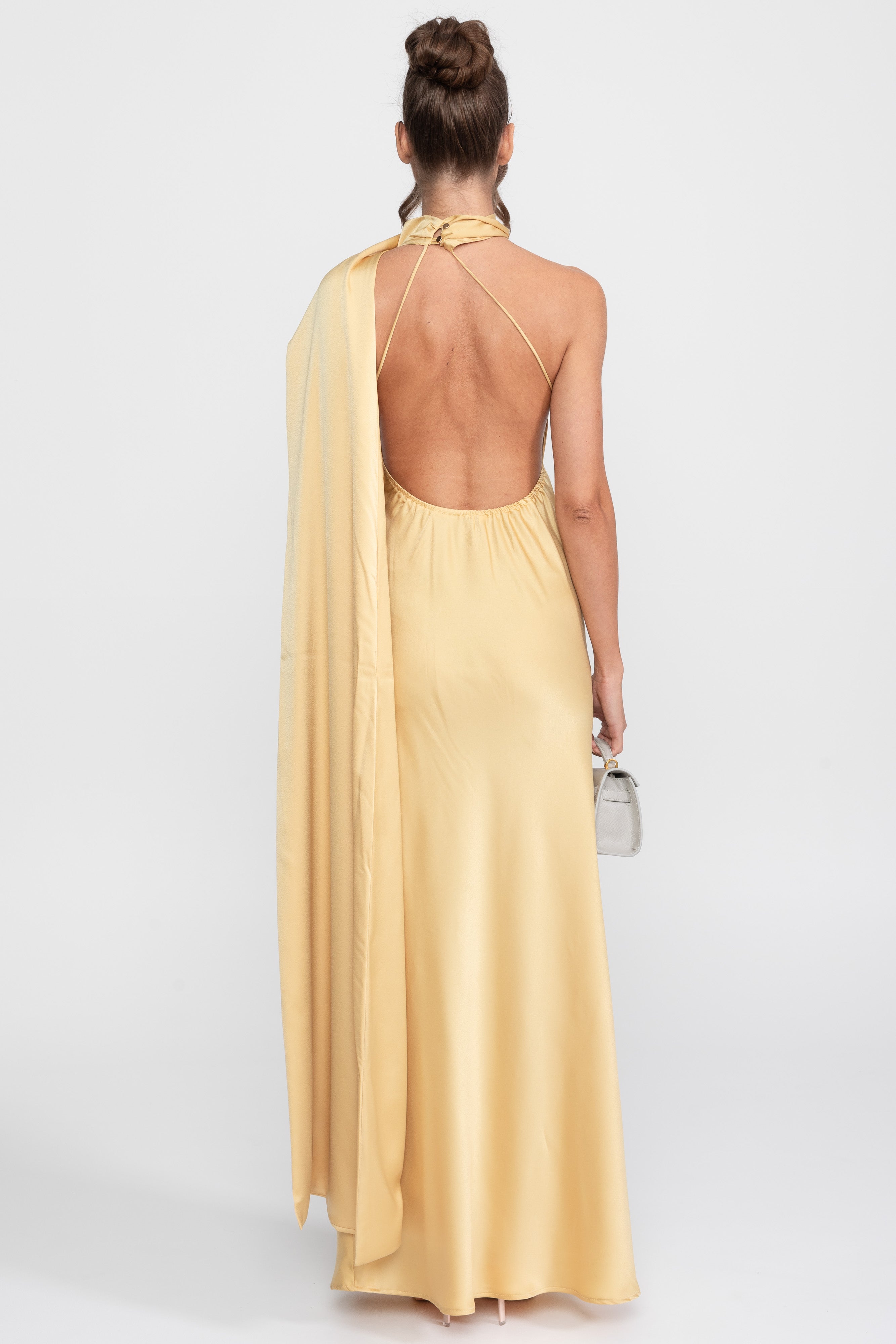 Rochie slip din satin cu halter răsucit și decolteu asimetric - Galben