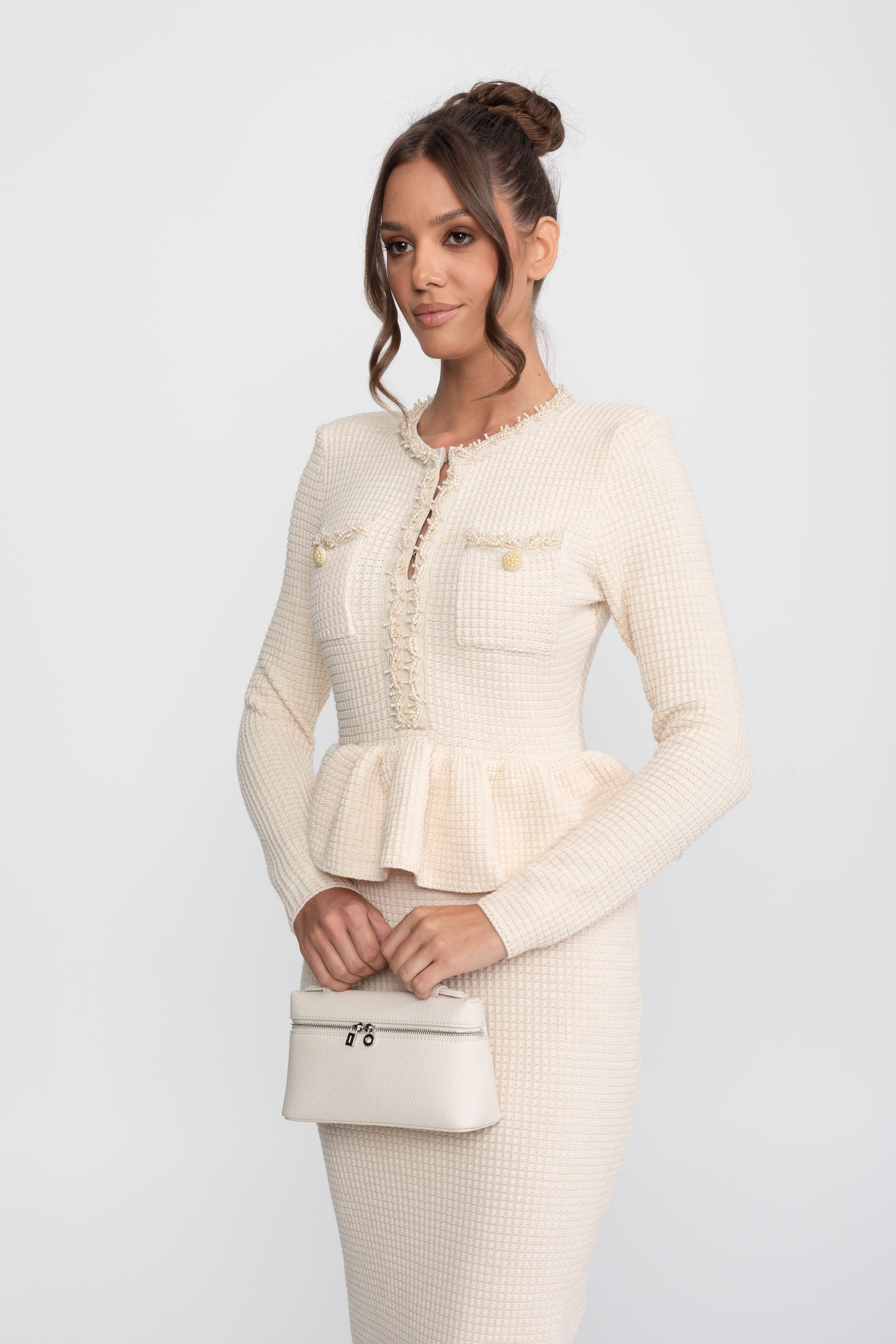 Rochie peplum tricotată cu bordură franjurată și buzunare frontale pe piept - Bej