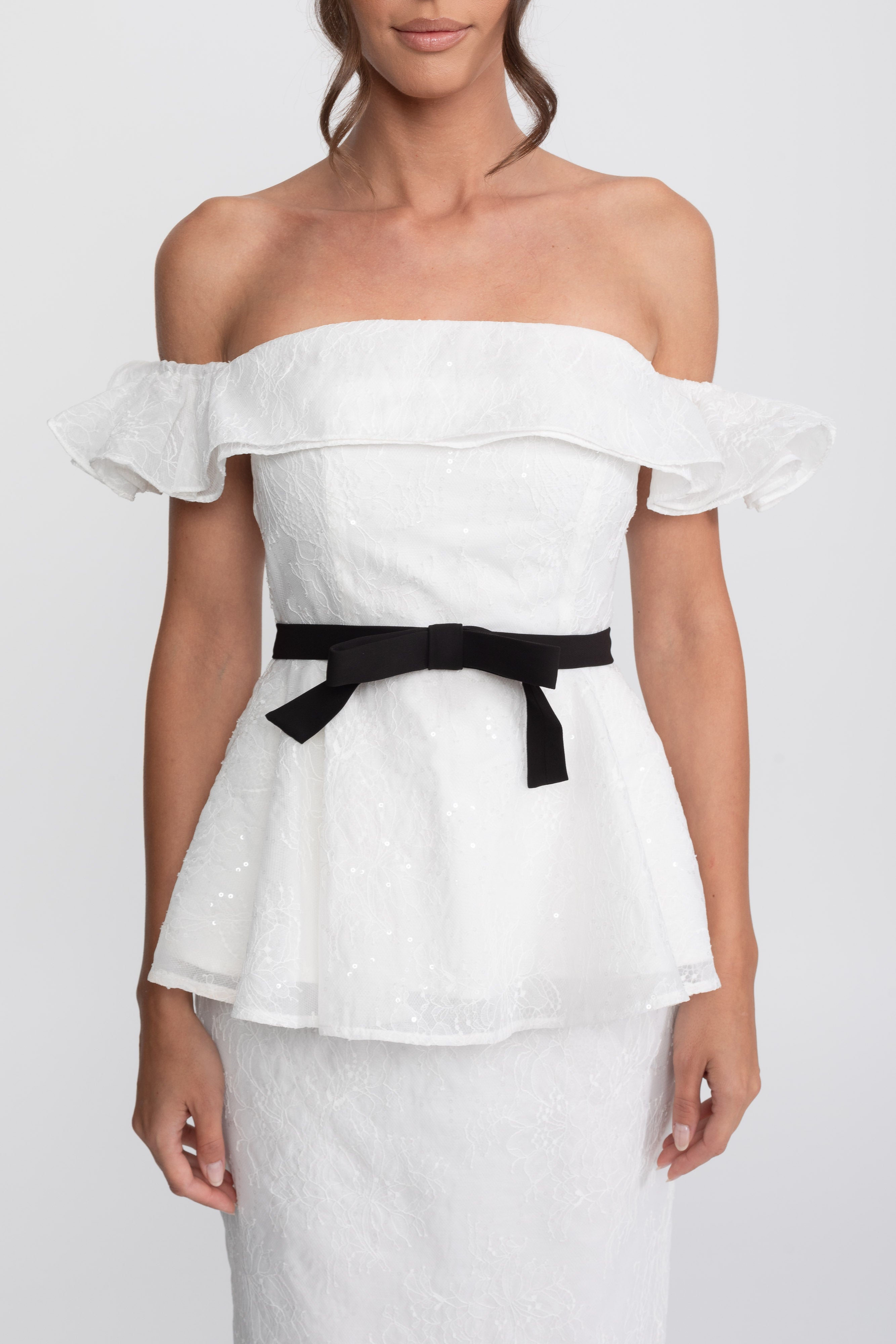 Set top și fustă cu decolteu pe umeri și peplum, cu curea din panglică neagră - Alb