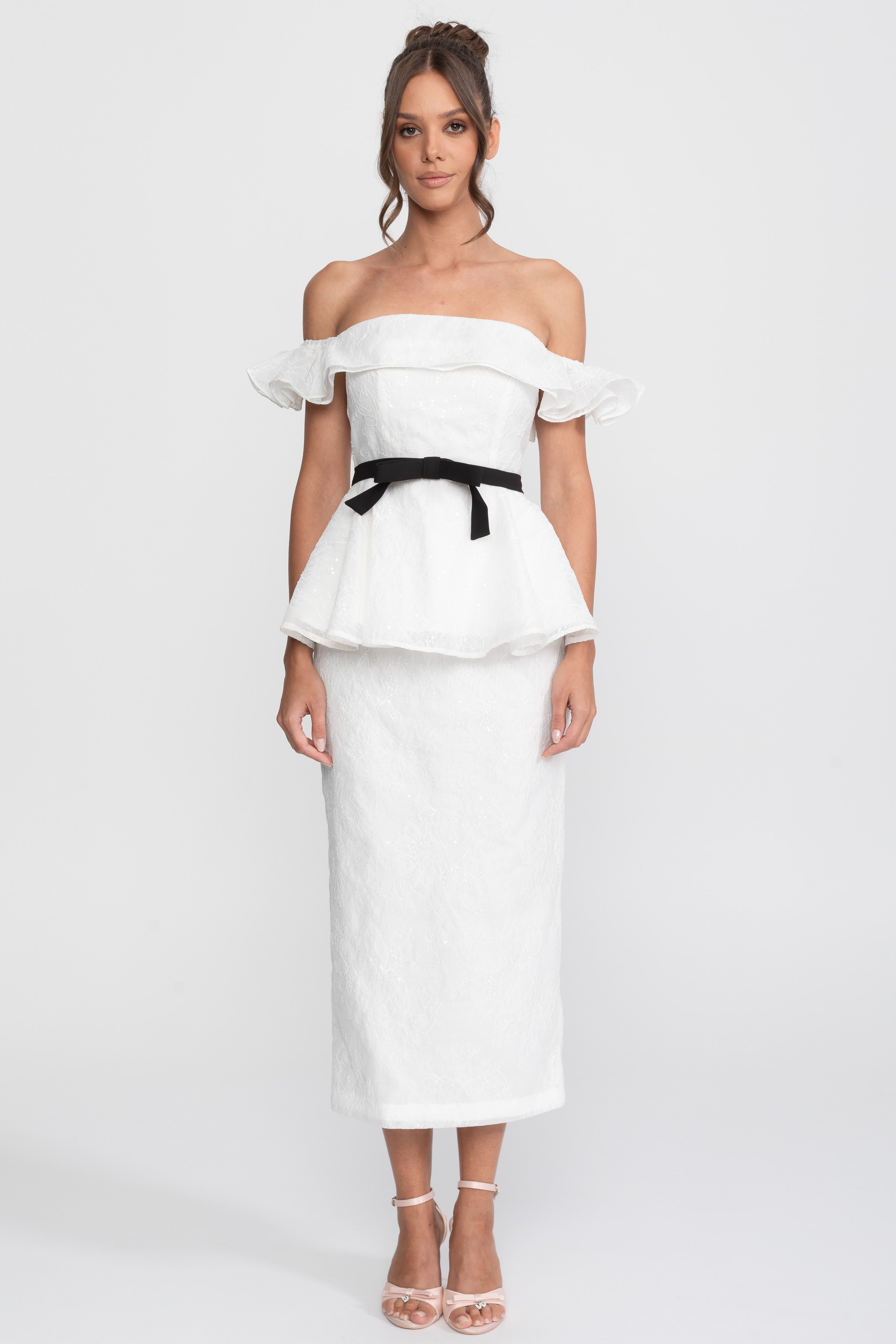 Set top și fustă cu decolteu pe umeri și peplum, cu curea din panglică neagră - Alb