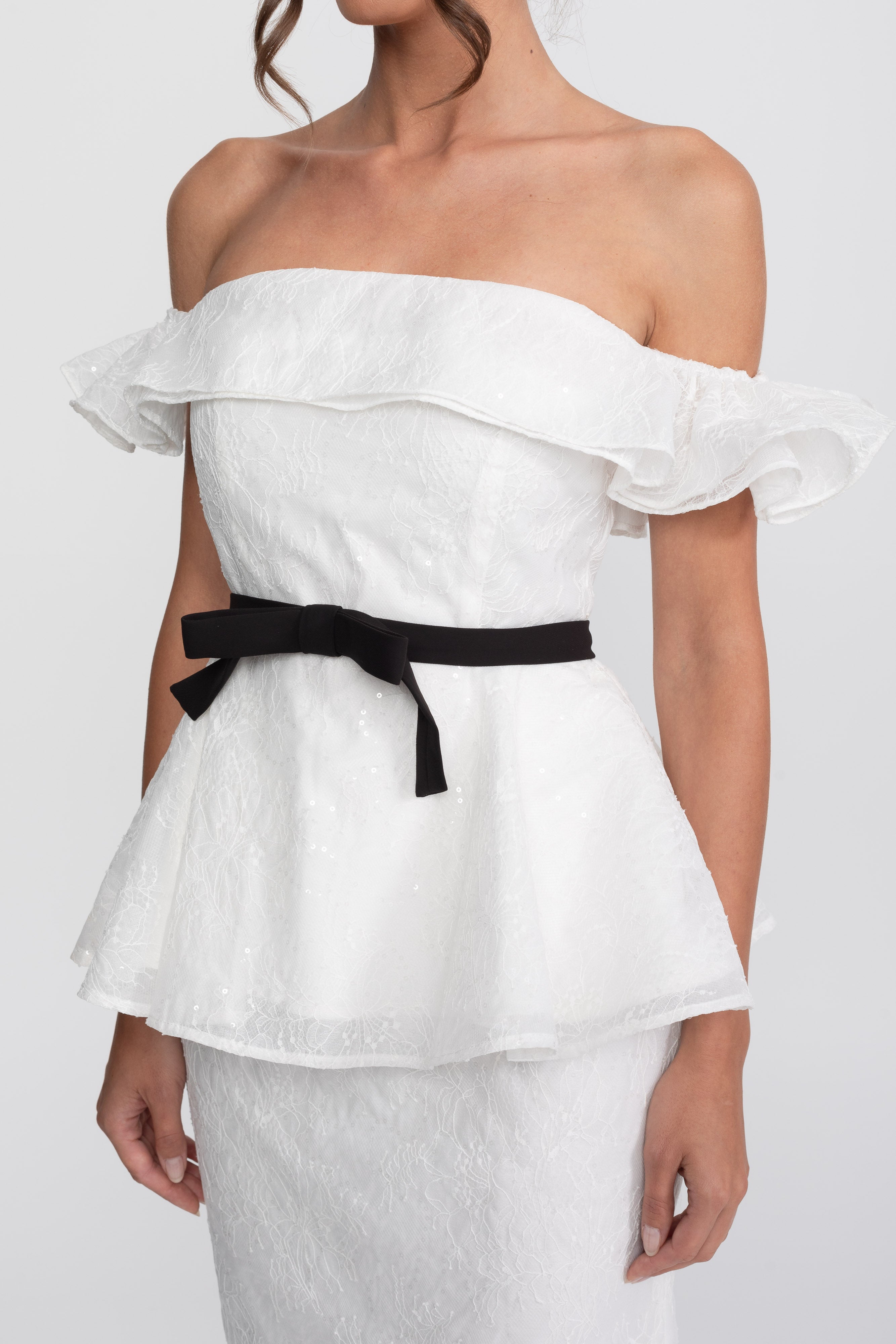 Set top și fustă cu decolteu pe umeri și peplum, cu curea din panglică neagră - Alb