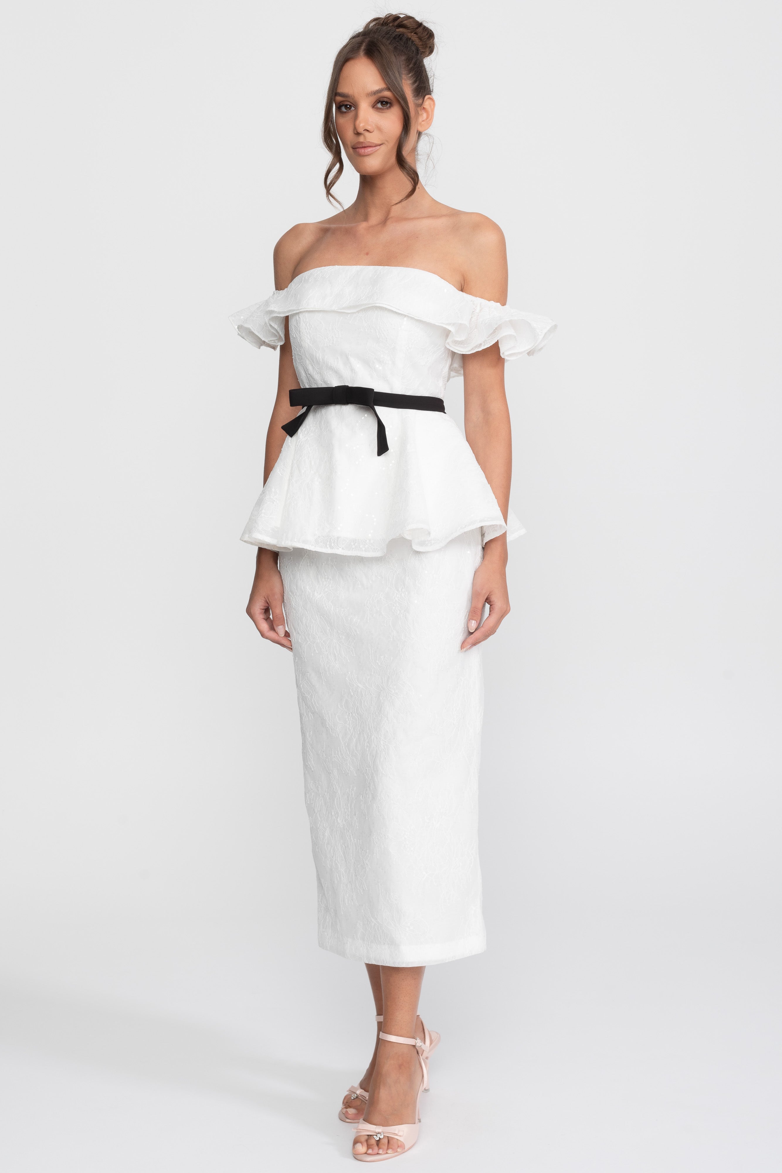 Set top și fustă cu decolteu pe umeri și peplum, cu curea din panglică neagră - Alb