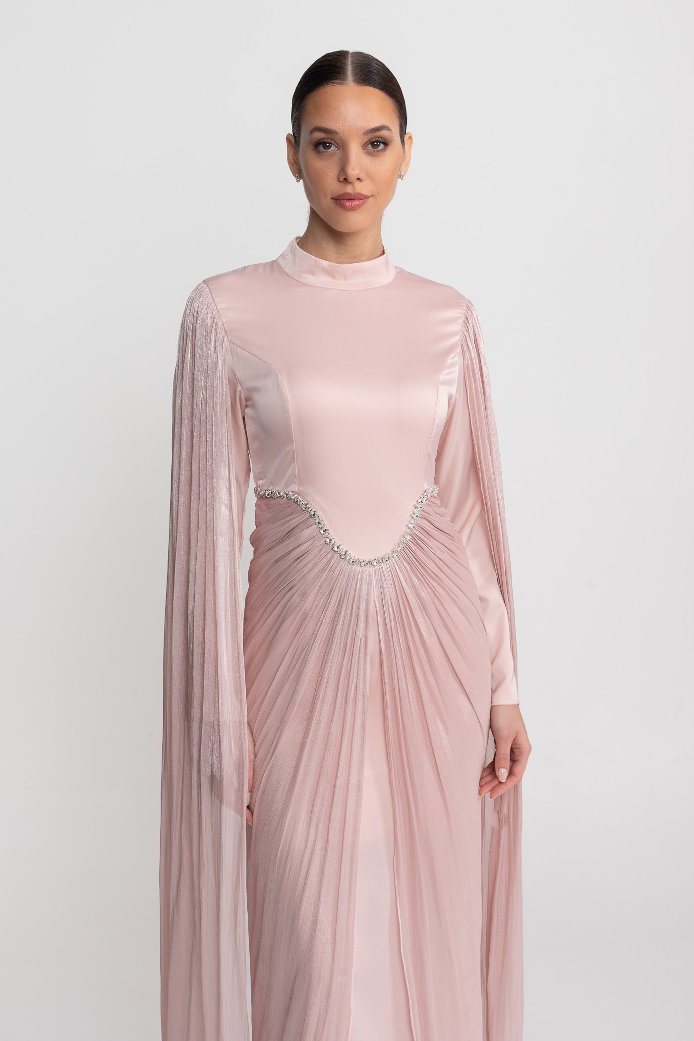 Rochie maxi cu mâneci lungi, suprapunere drapată și detaliu cristalin în talie - Blush Pink