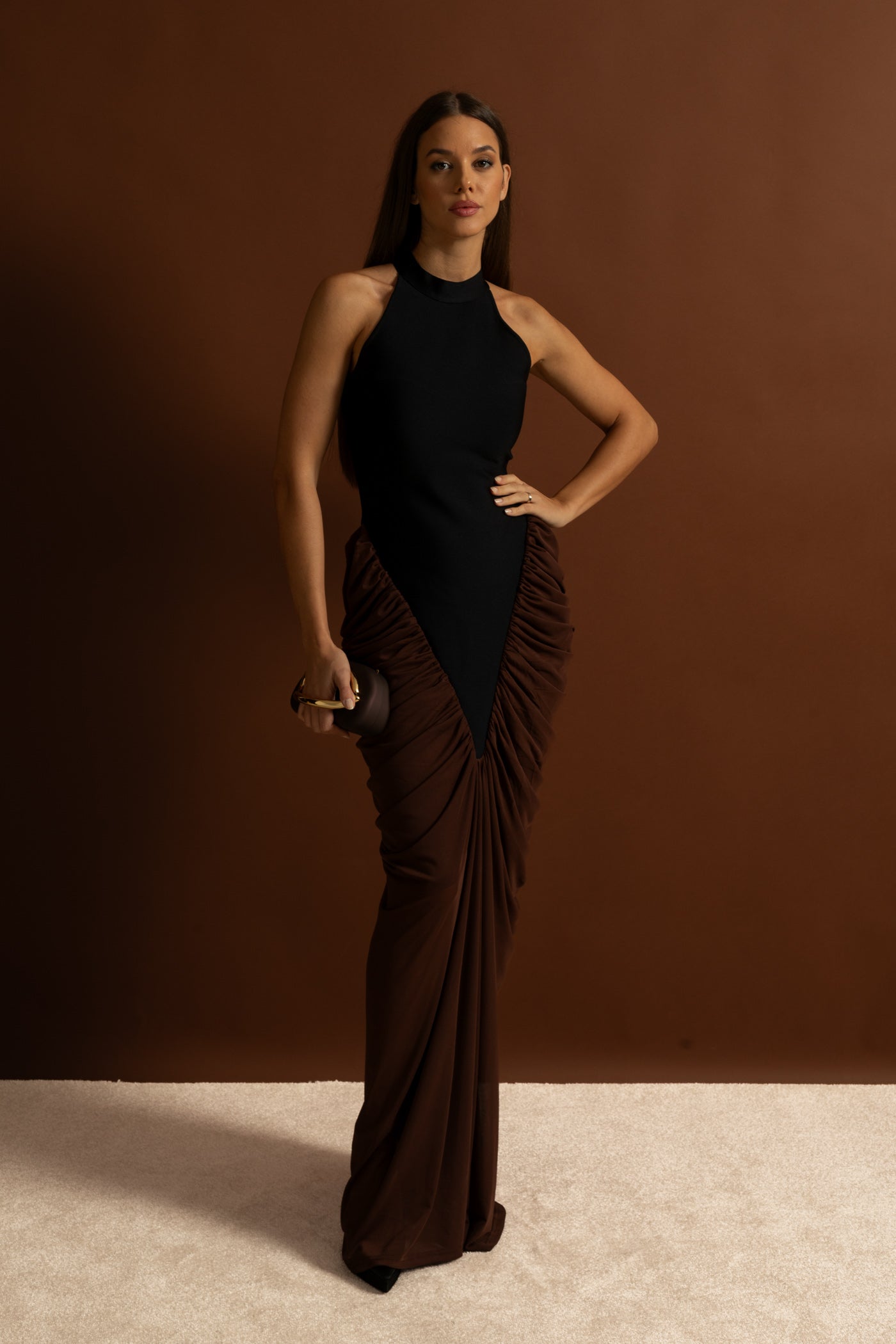 Rochie maxi cu gât halter și panouri contrastante cu pliseuri - Negru/Maro