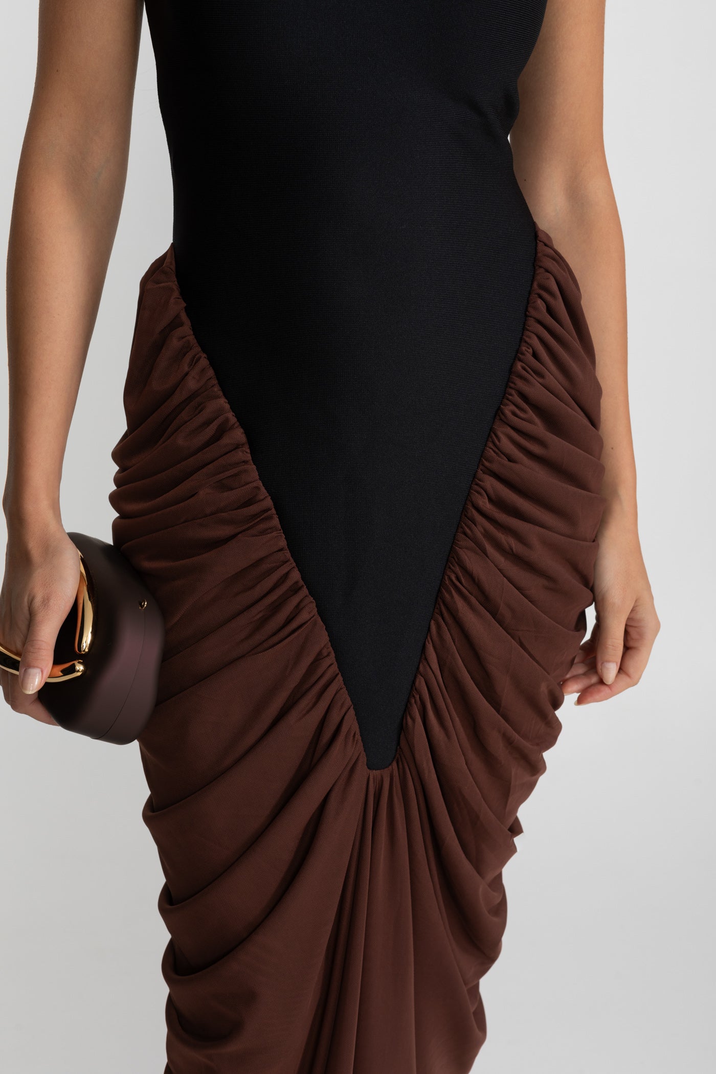 Rochie maxi cu gât halter și panouri contrastante cu pliseuri - Negru/Maro