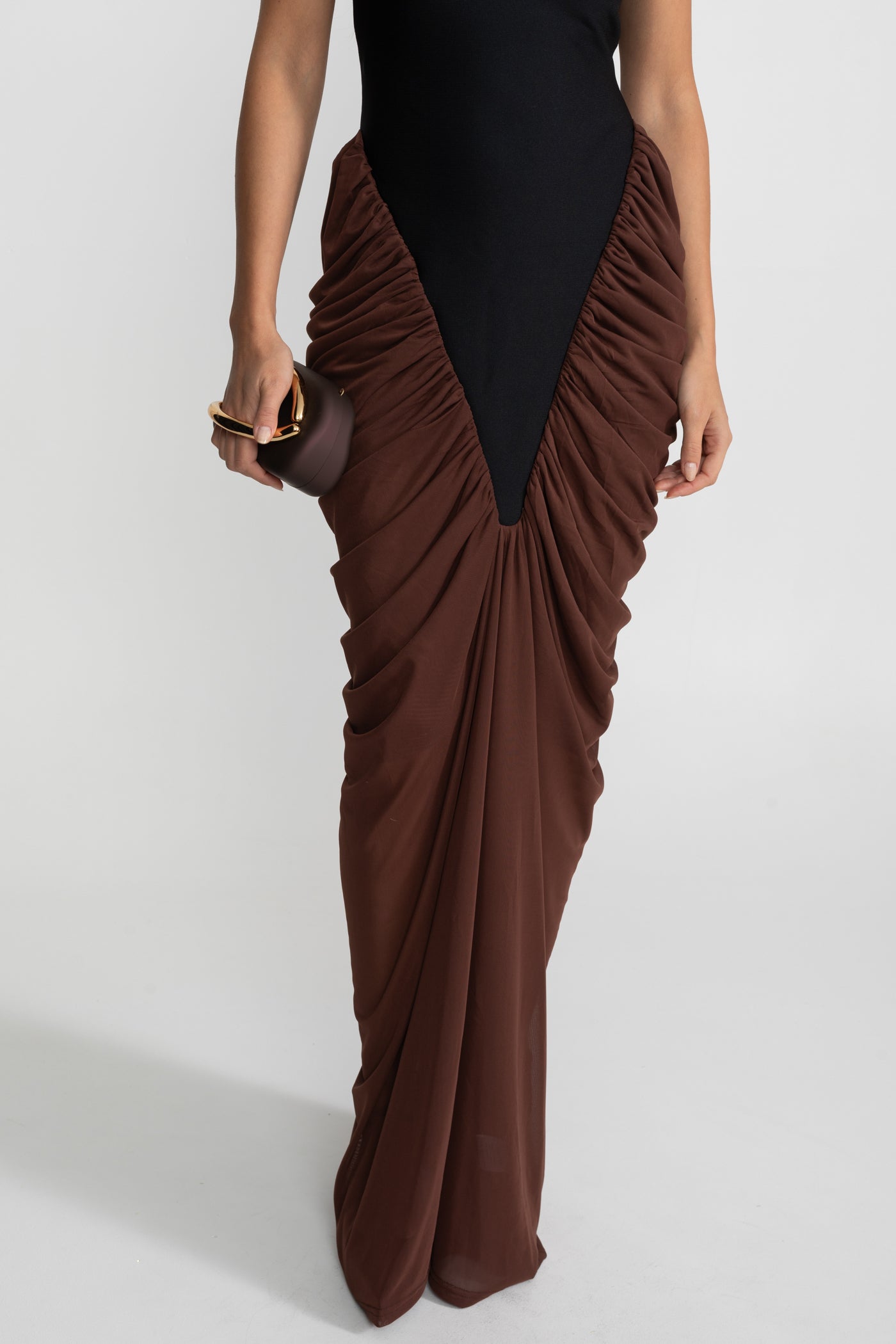 Rochie maxi cu gât halter și panouri contrastante cu pliseuri - Negru/Maro