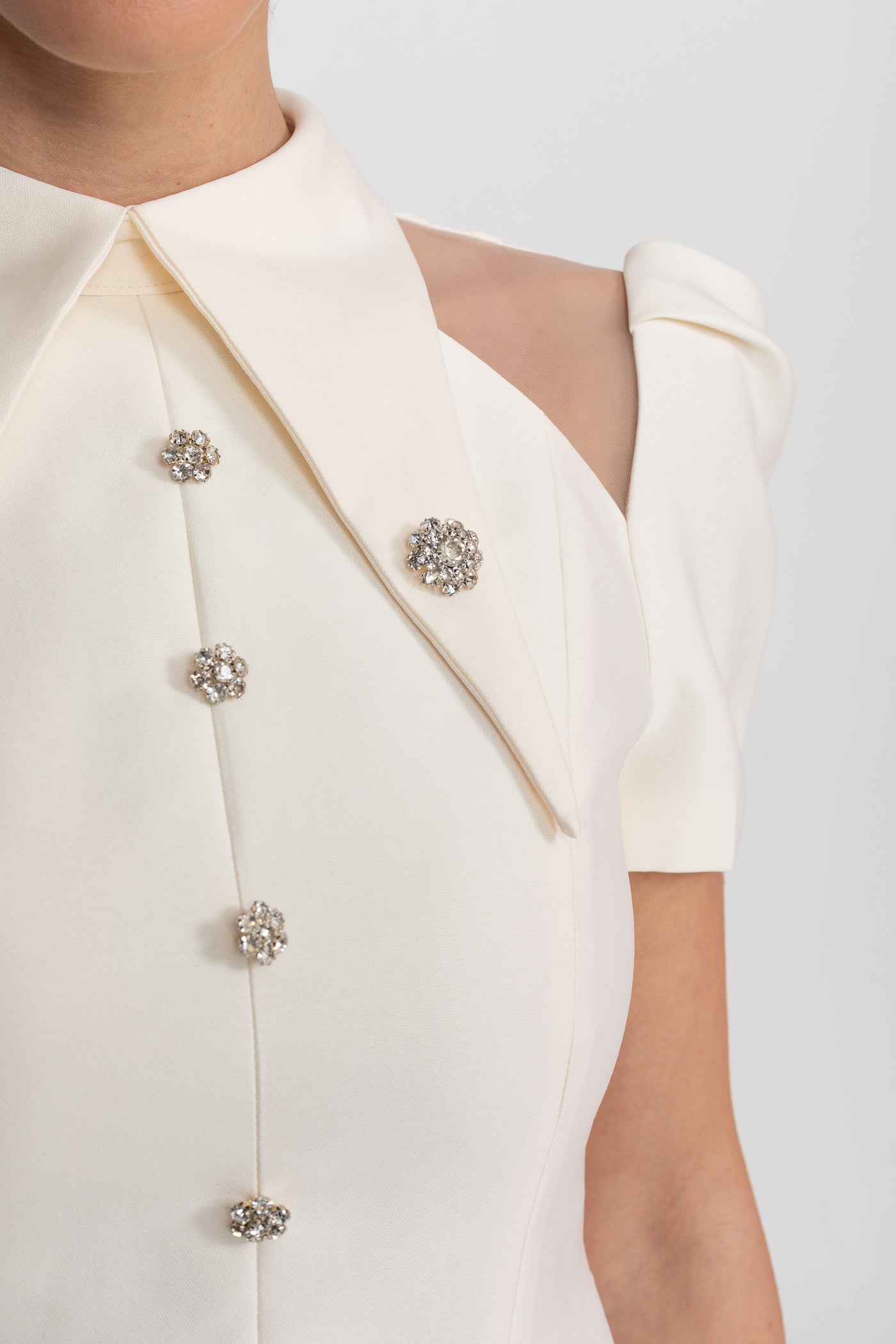 Rochie Mini cu Mâneci Bufante, Guler Ascuțit și Nasturi cu Cristale în Față - Ivoire