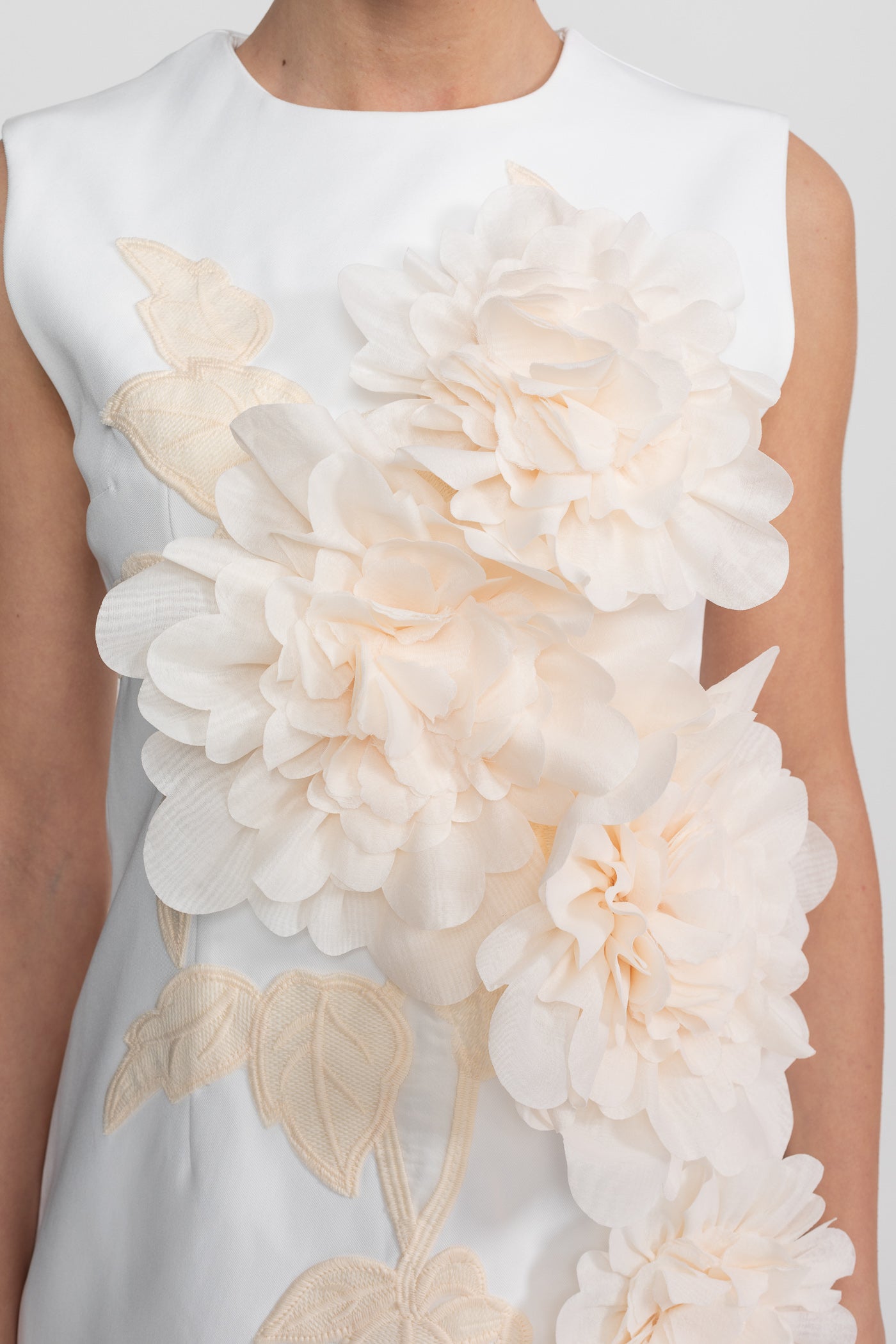 Rochie Mini Fără Mâneci cu Decolteu Rotund și Aplicație Florală 3D - Alb