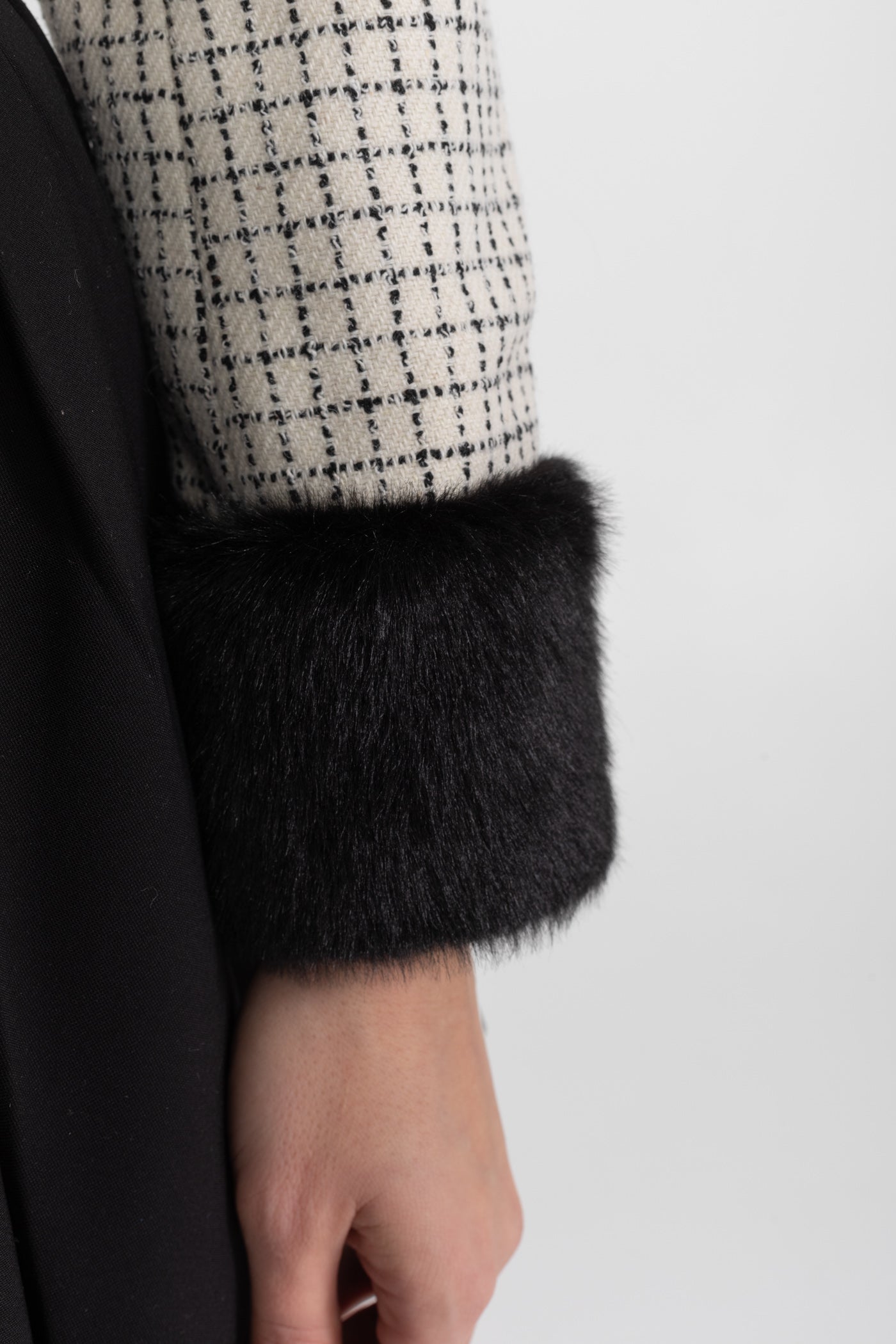 Textured Tweed Jacket with Embellished Fox Fur Collar – Ivoire & Black