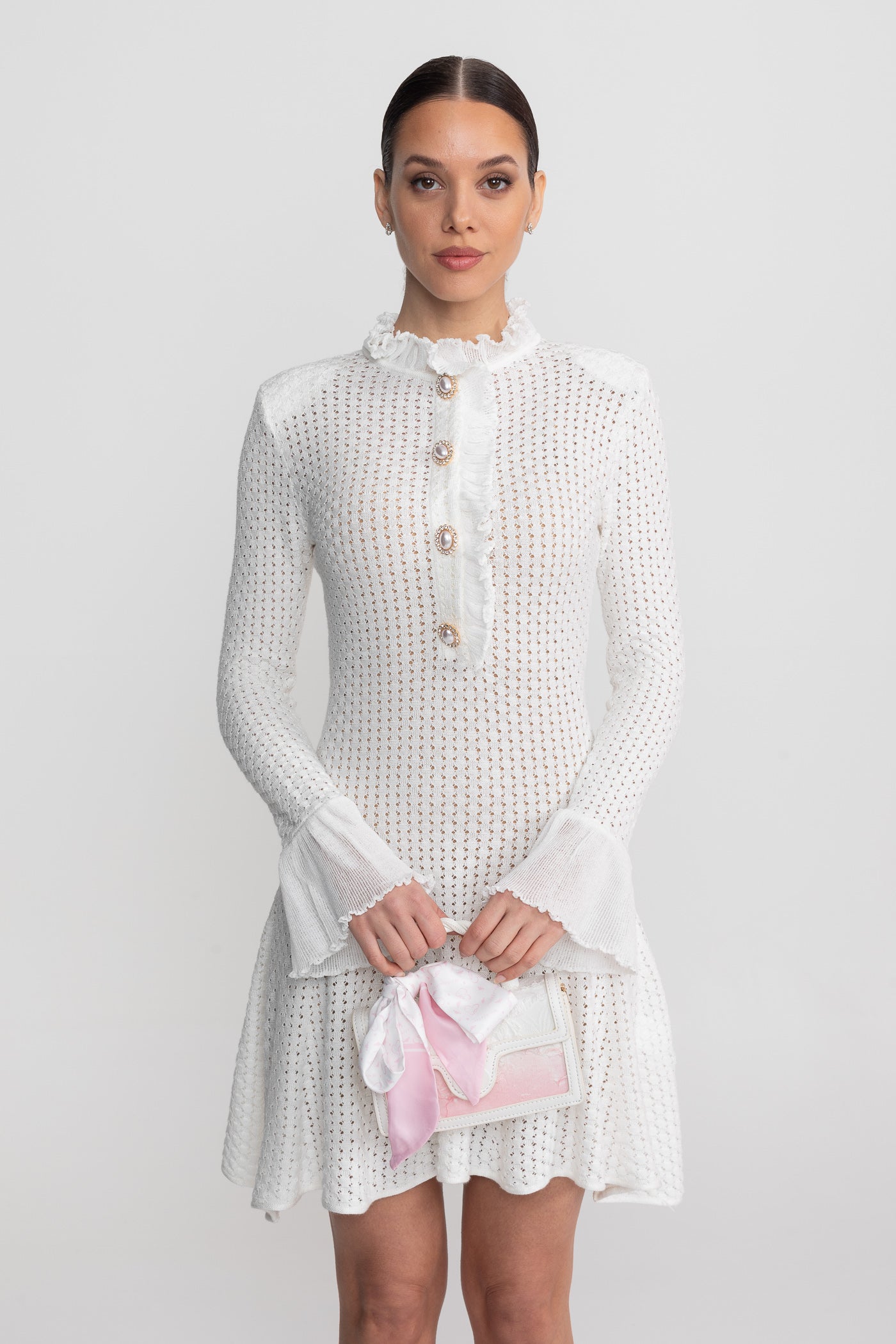 Rochie Mini Cu Tricotaj Deschis, Guler Înalt Cu Volane Și Falduri Cu Nasturi De Perle - Alb
