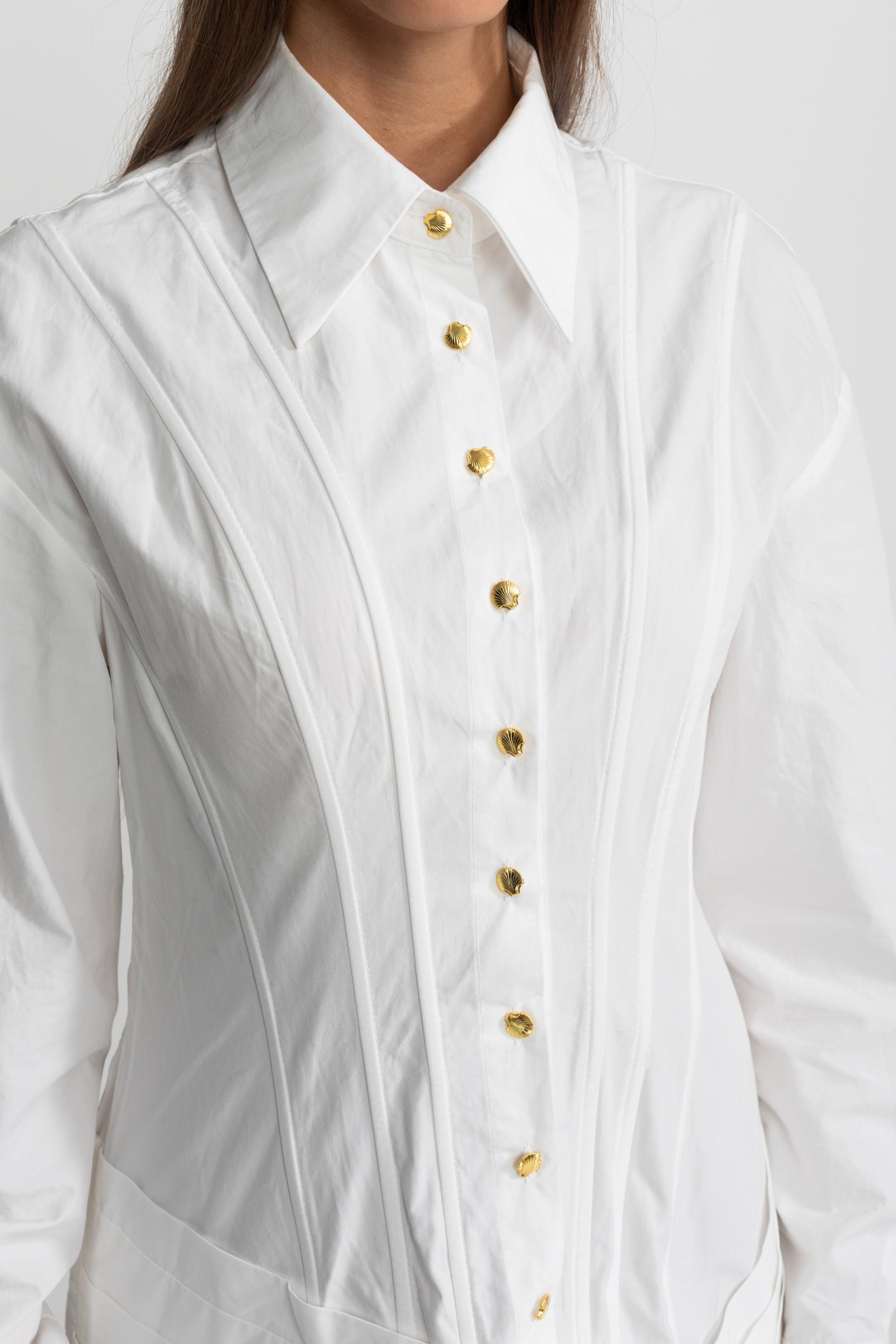 Rochie Mini Structurată cu Detalii de Nasturi Aurii – Albă