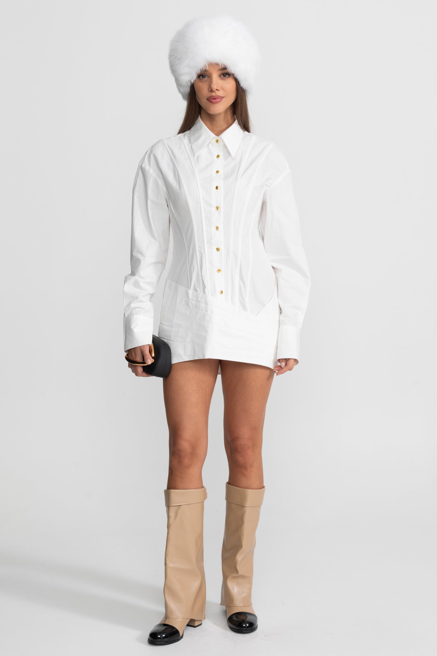 Rochie Mini Structurată cu Detalii de Nasturi Aurii – Albă