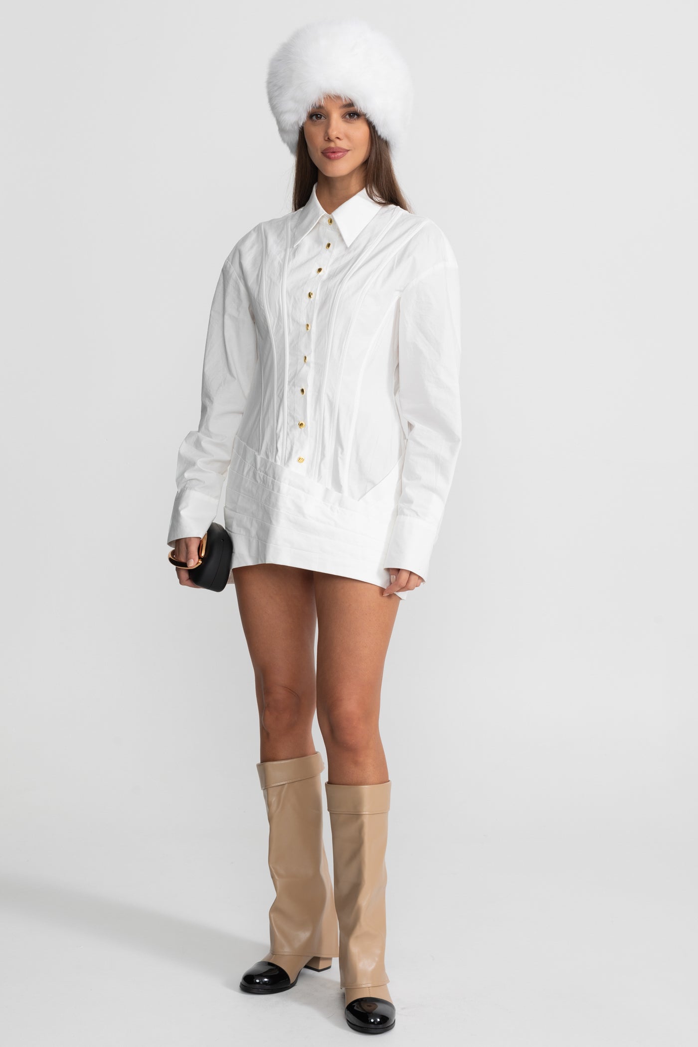 Rochie Mini Structurată cu Detalii de Nasturi Aurii – Albă