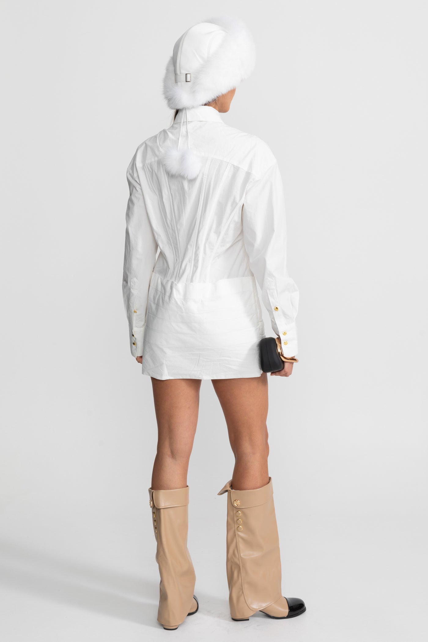 Rochie Mini Structurată cu Detalii de Nasturi Aurii – Albă