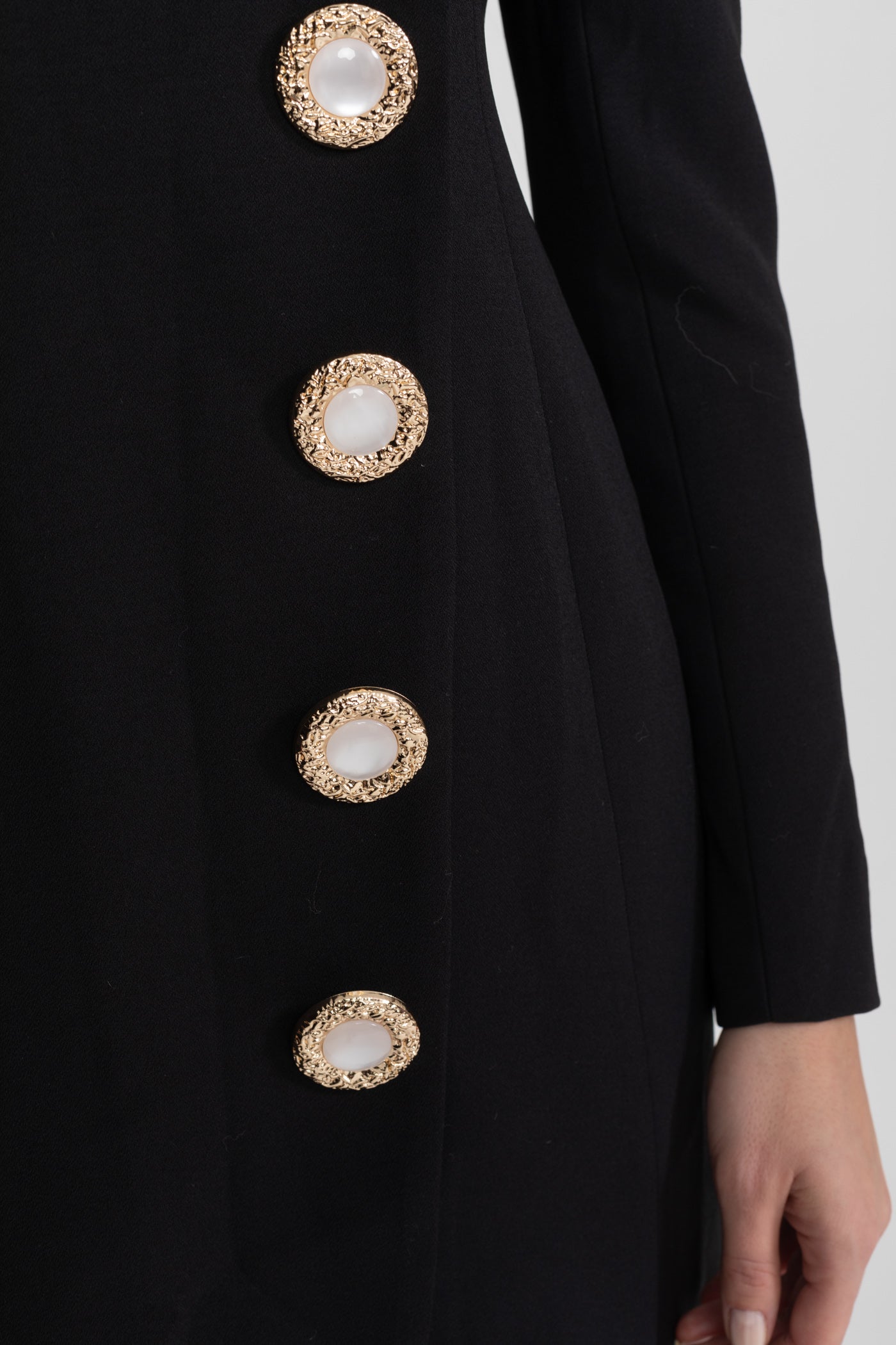 Rochie Mini Croită cu Detaliu Contrastant la Bust și Nasturi Aurii – Negru