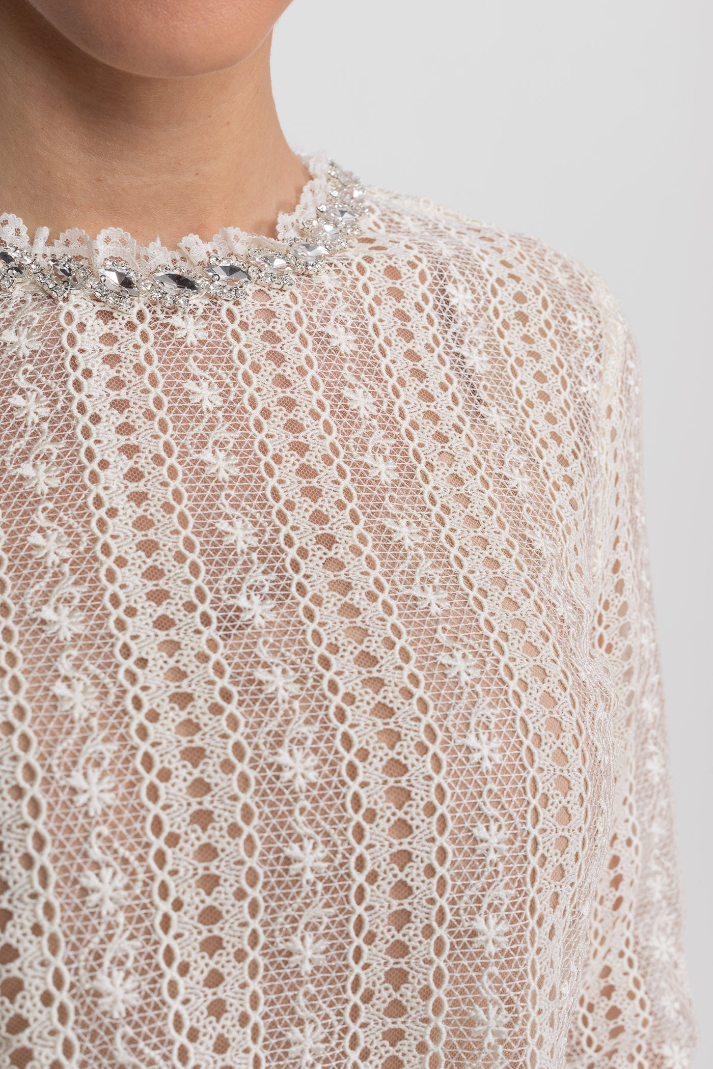 Rochie Mini Din Dantelă Cu Guler Înalt Și Fustă Plisată - Ivoire