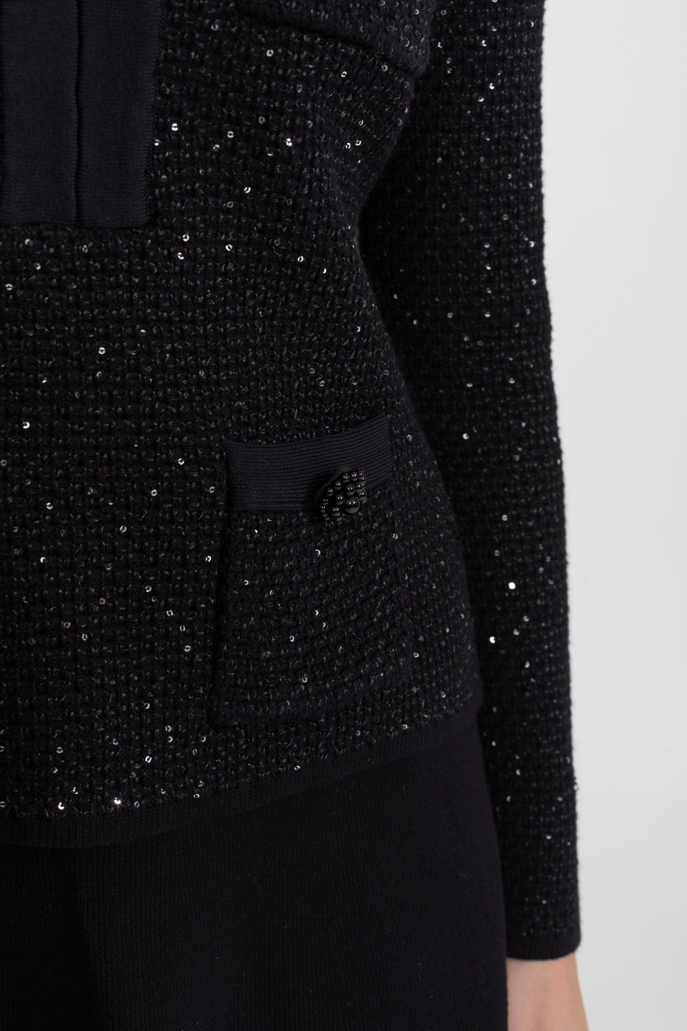 Set coordonat din tweed brodat cu închideri cu funde și fustă mini – Negru