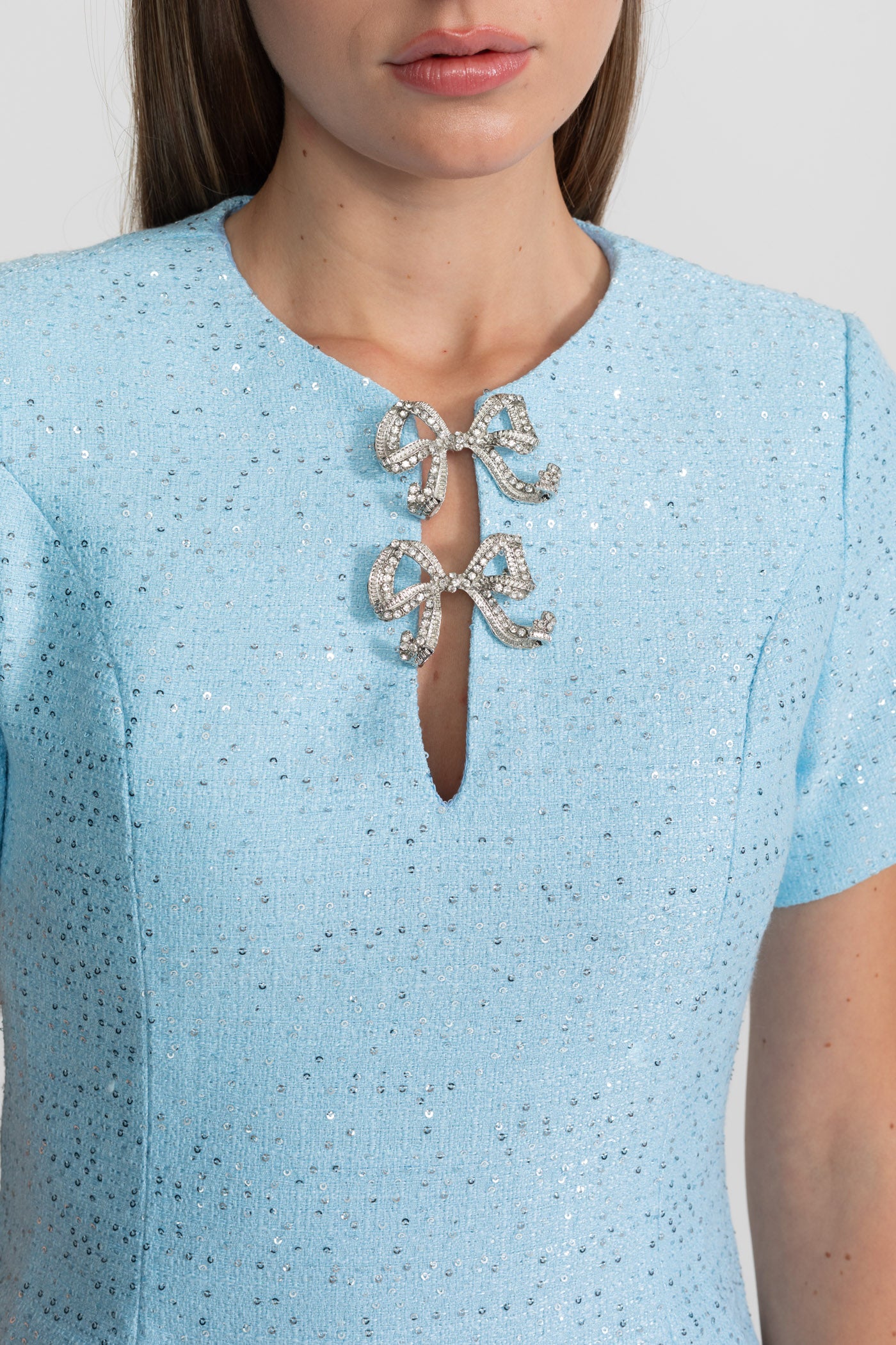 Rochie Mini cu Paiete și Accente de Fundiță cu Cristale - Baby Blue