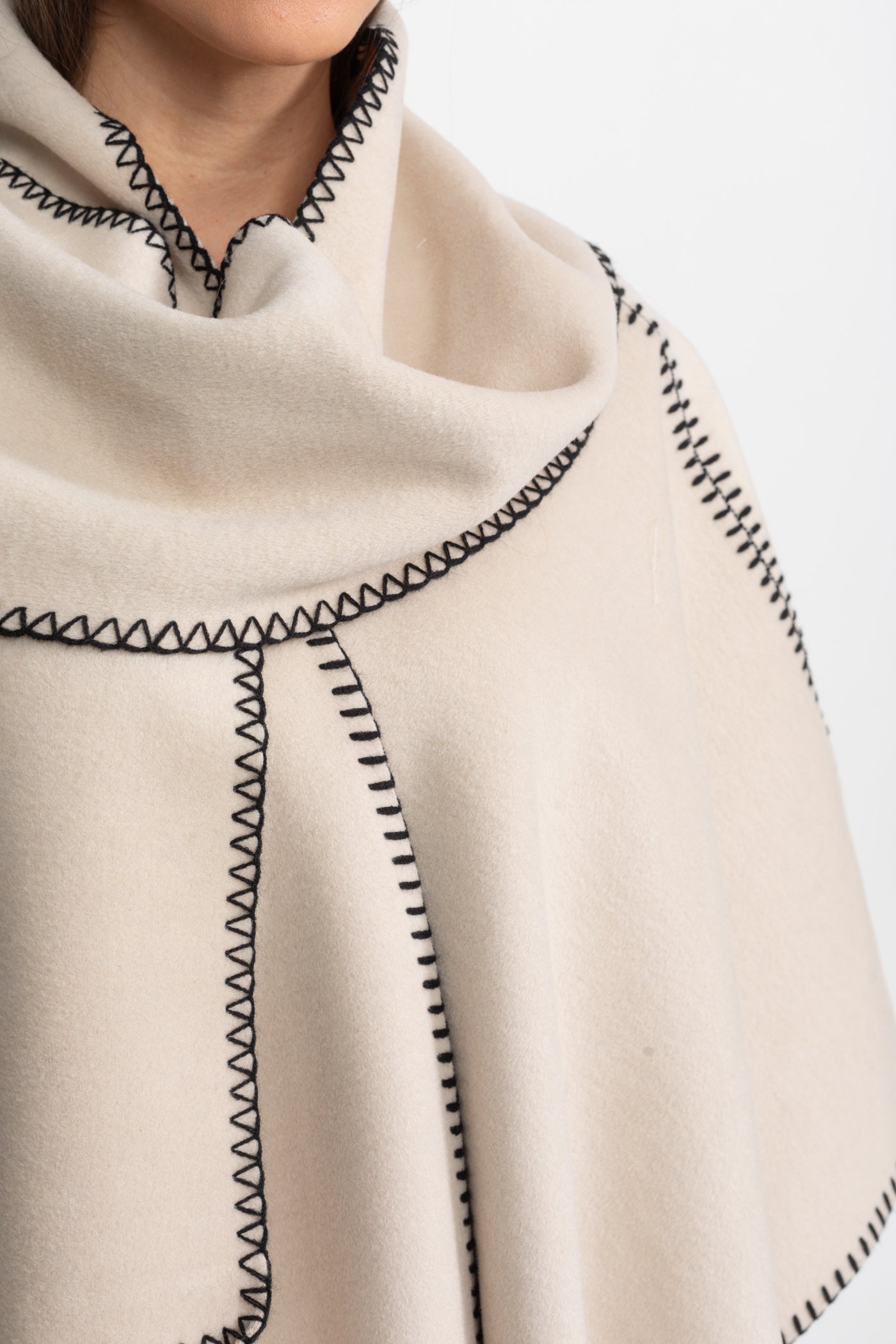 Poncho din Amestec de Lână cu Margine Contrastantă Cusută în Stil Whipstitch – Ivoire