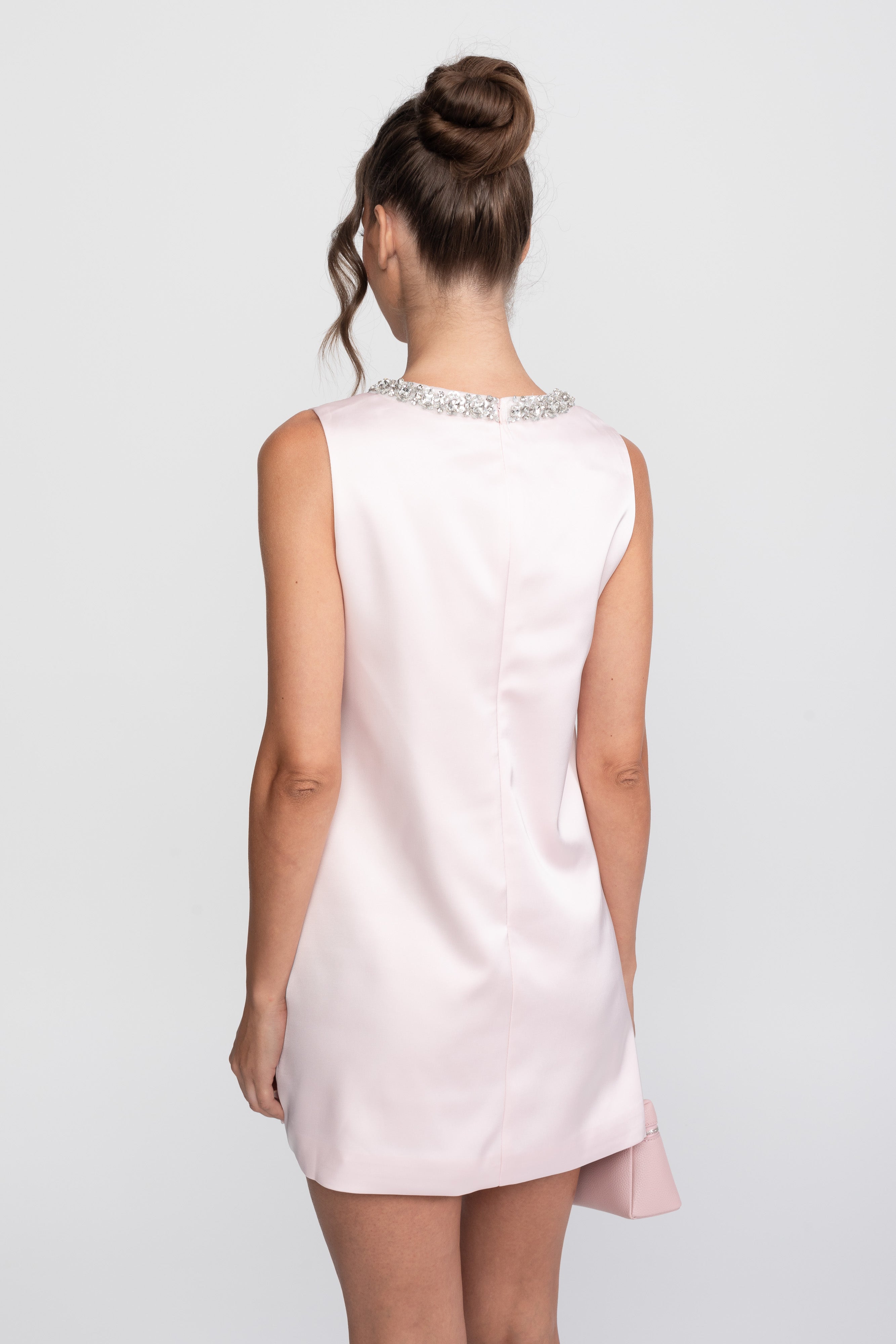 Rochie mini tip shift cu aplicații de cristale și fundă din satin - Roz