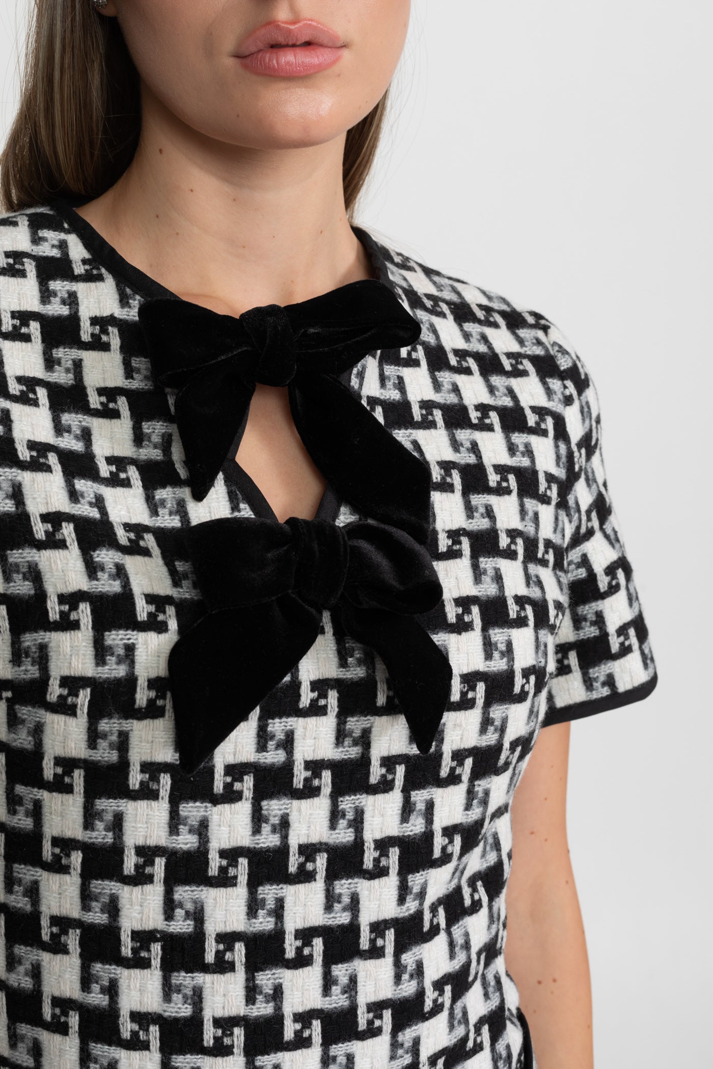 Rochie Mini din Tweed cu Fundiță de Catifea și Model în Carouri – Negru și Alb