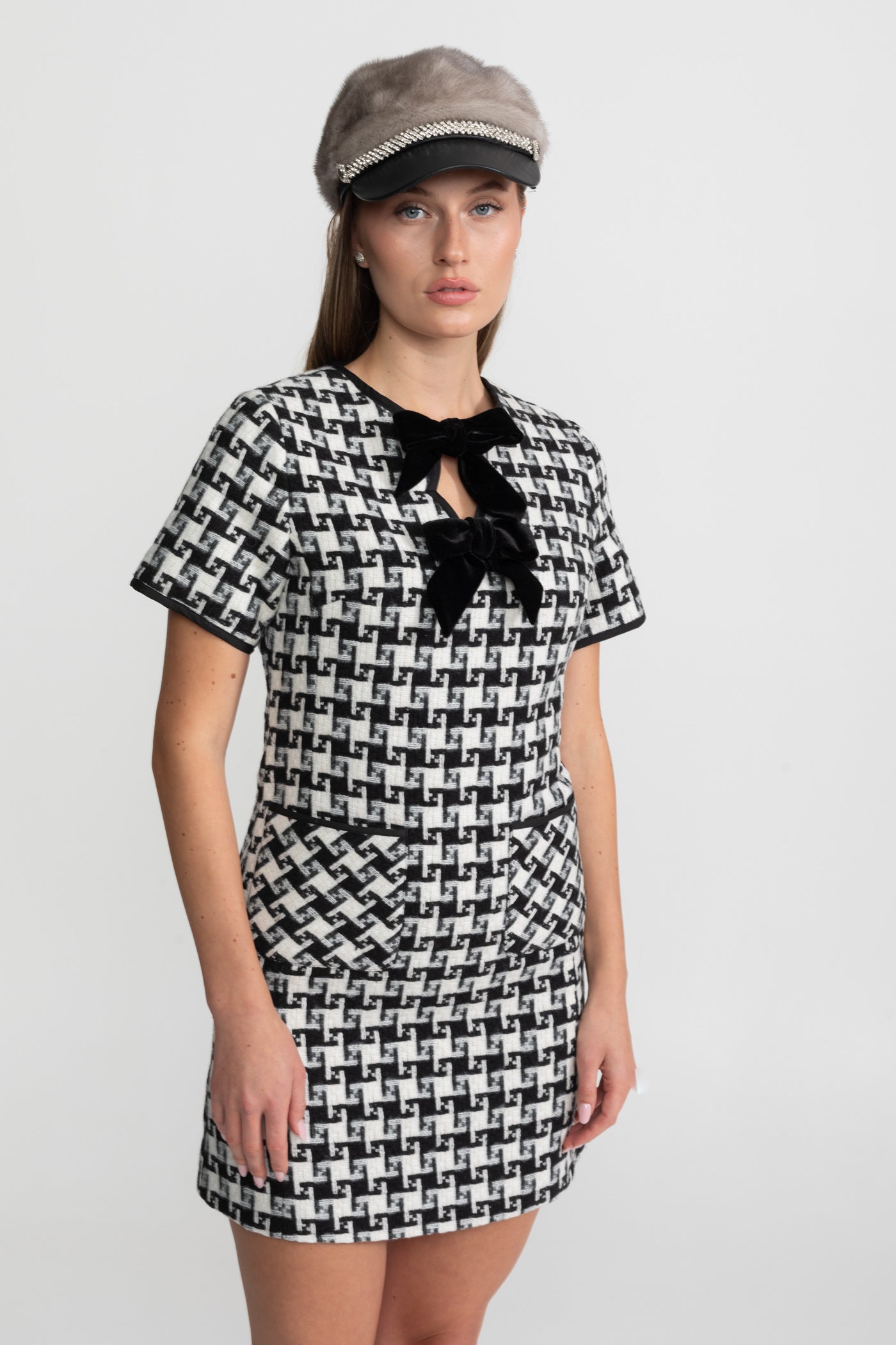 Rochie Mini din Tweed cu Fundiță de Catifea și Model în Carouri – Negru și Alb