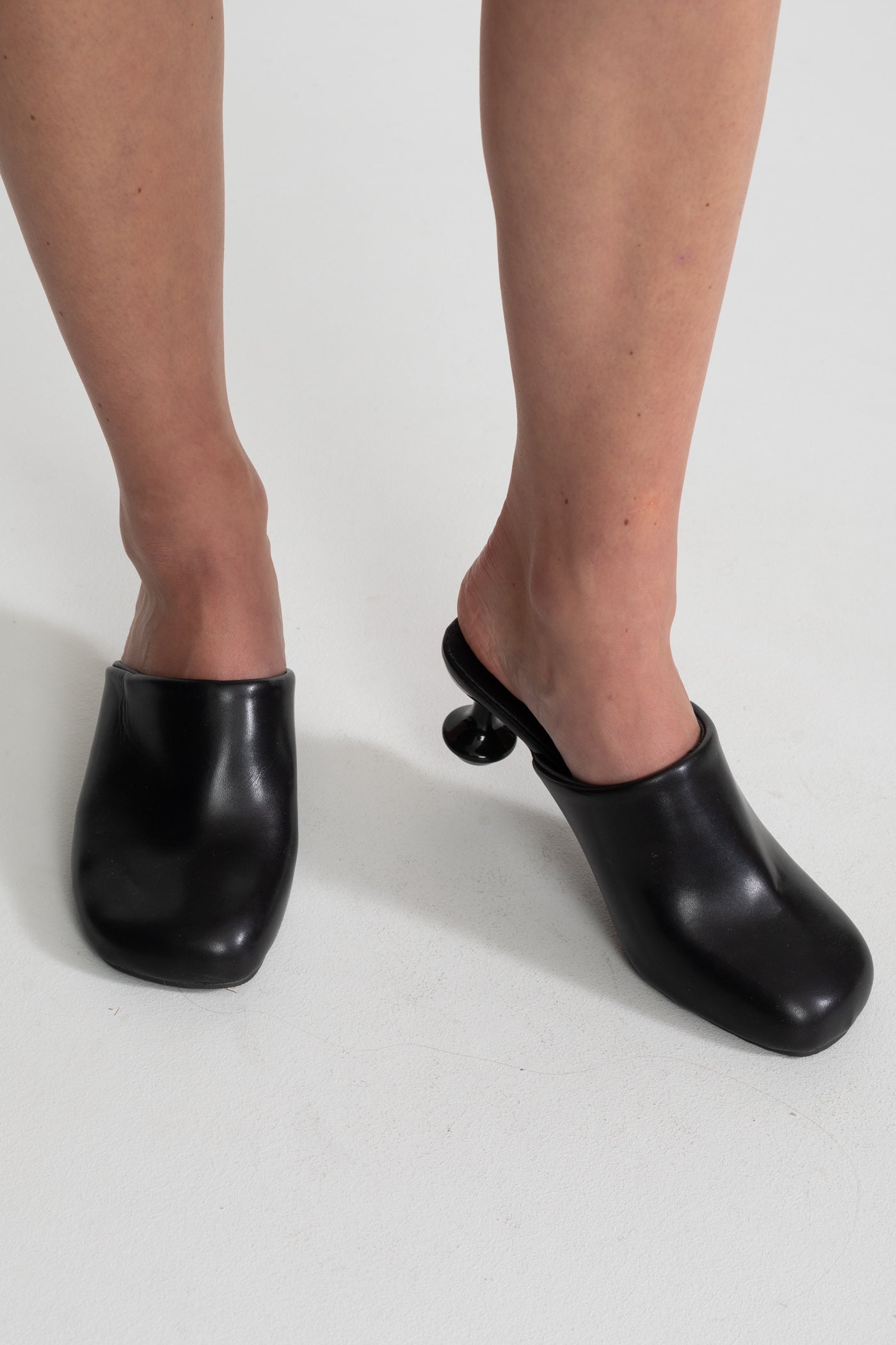 Mule cu Toc Sculptural și Vârf Pătrat Rotunjit – Negru