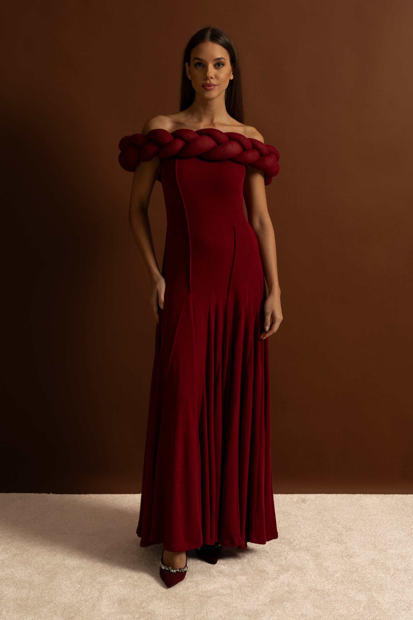 Rochie Maxi cu Decolteu Împletit Off-Shoulder – Roșu Intens