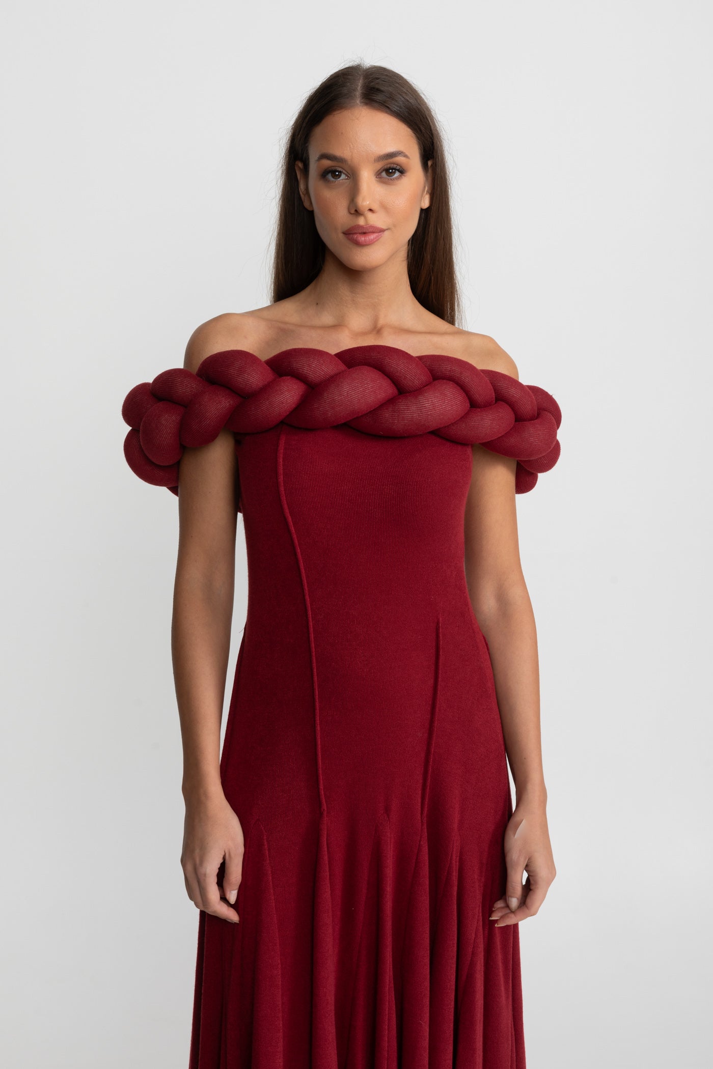 Rochie Maxi cu Decolteu Împletit Off-Shoulder – Roșu Intens