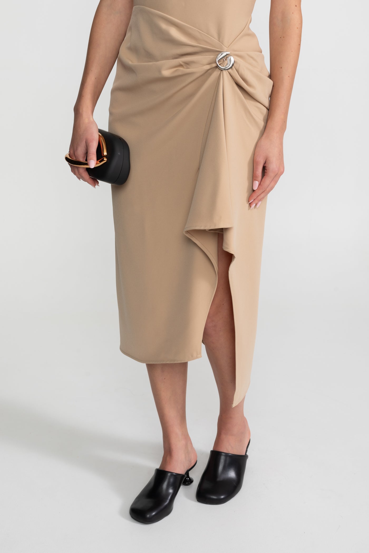 Rochie midi cu halter drapată și detaliu asimetric drapat – Nude