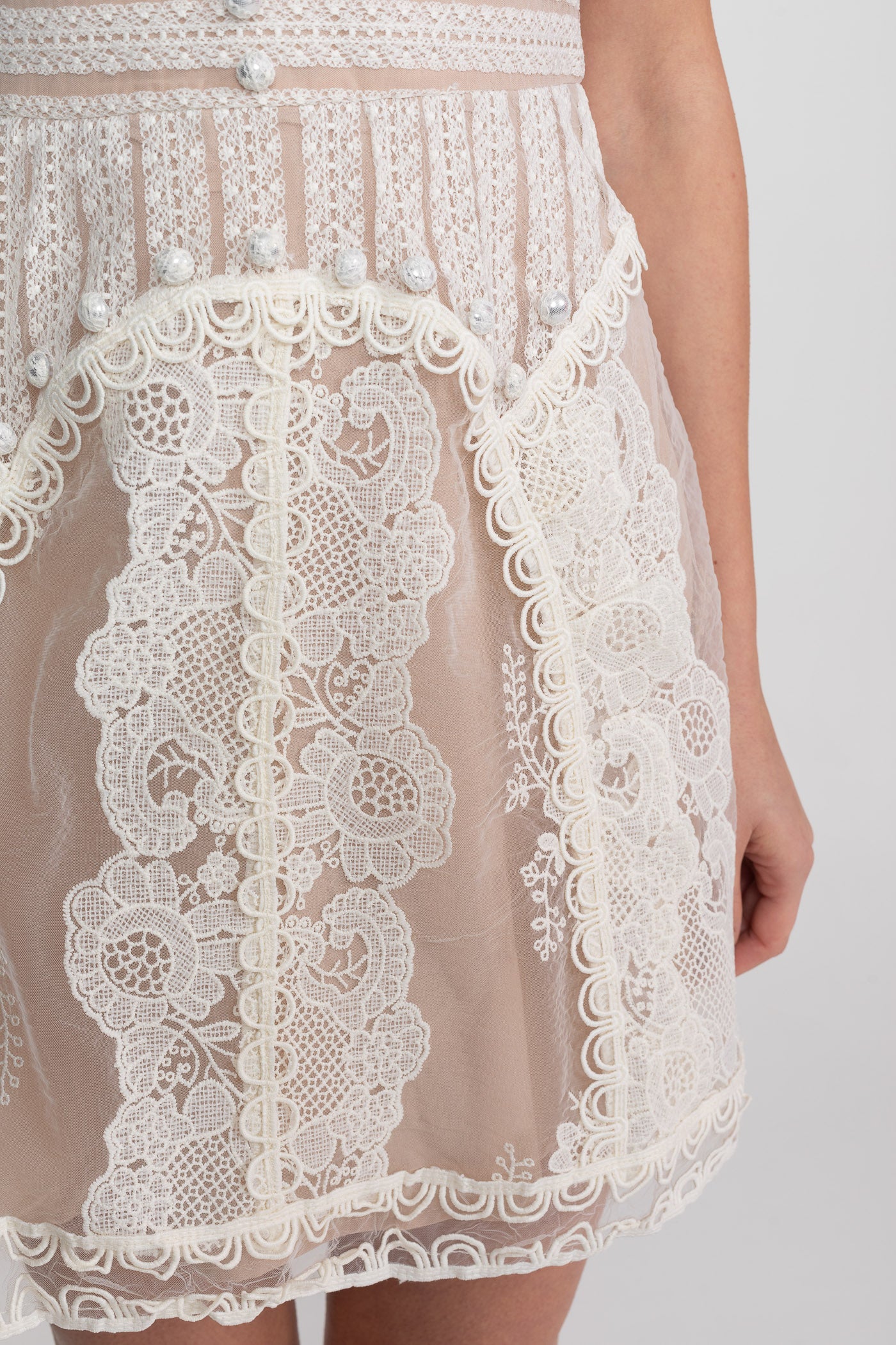 Rochie mini cu mâneci scurte, cu yoke transparent și detaliu cu nasturi de perlă - Ivoire