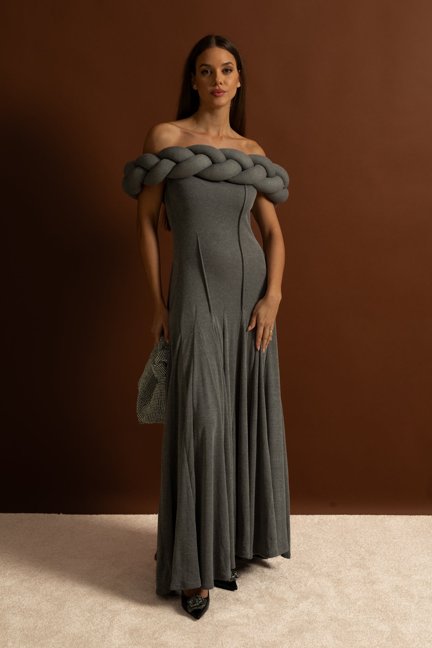 Rochie Maxi cu Decolteu Împletit Off-Shoulder – Gri