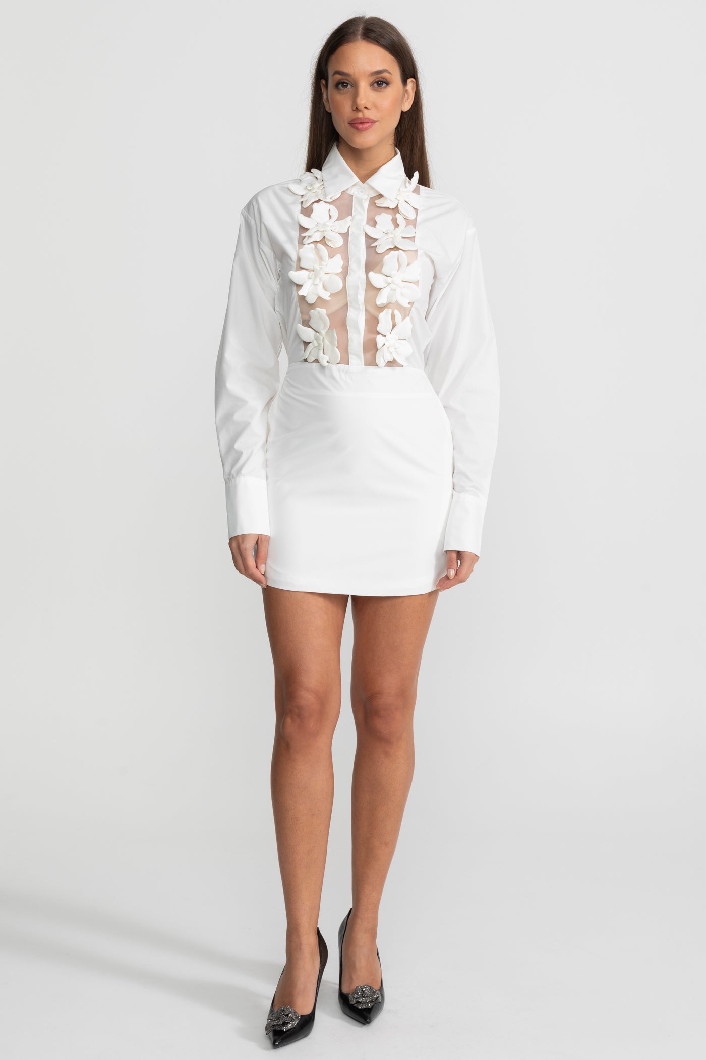 Rochie-cămașă mini cu panou transparent și aplicație florală 3D – Alb