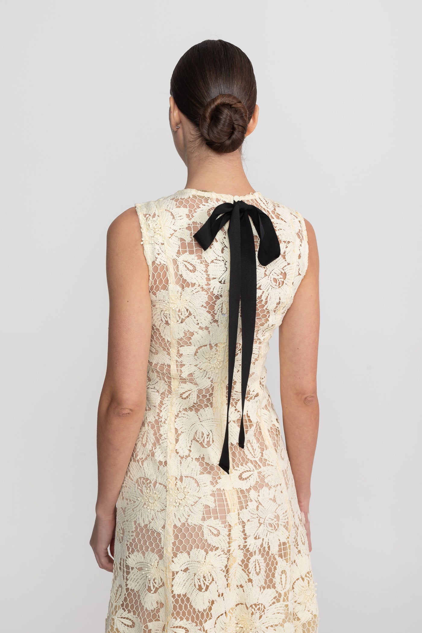 Rochie midi fără mâneci din dantelă, cu decolteu rotund și tiv cu margine ondulată - Galben