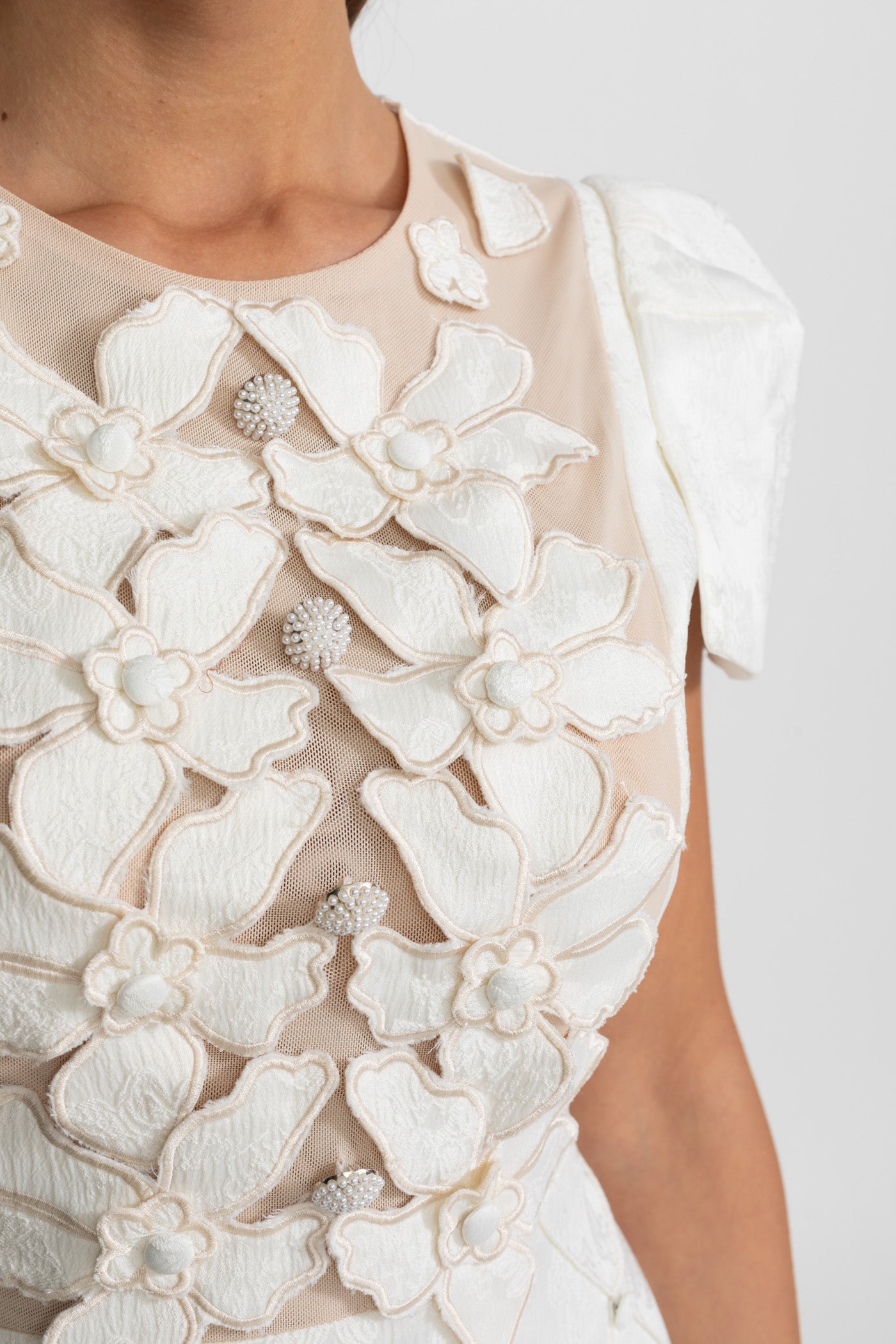 Rochie Mini cu Aplicații Florale 3D și Fustă Matlasată – Alb