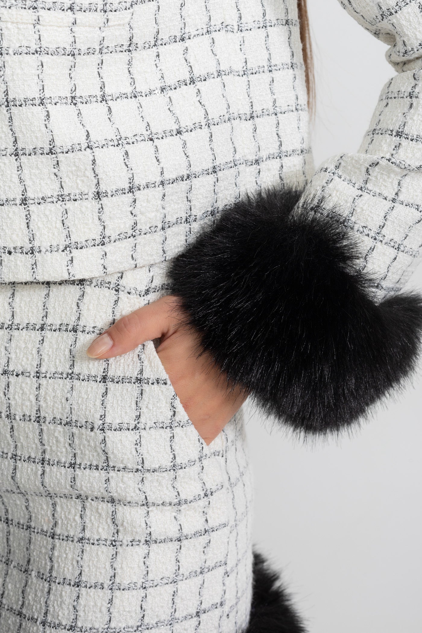 Set Tweed Co-Ord cu Accente din Blană Artificială și Detalii Contrastante din Piele – Alb și Negru