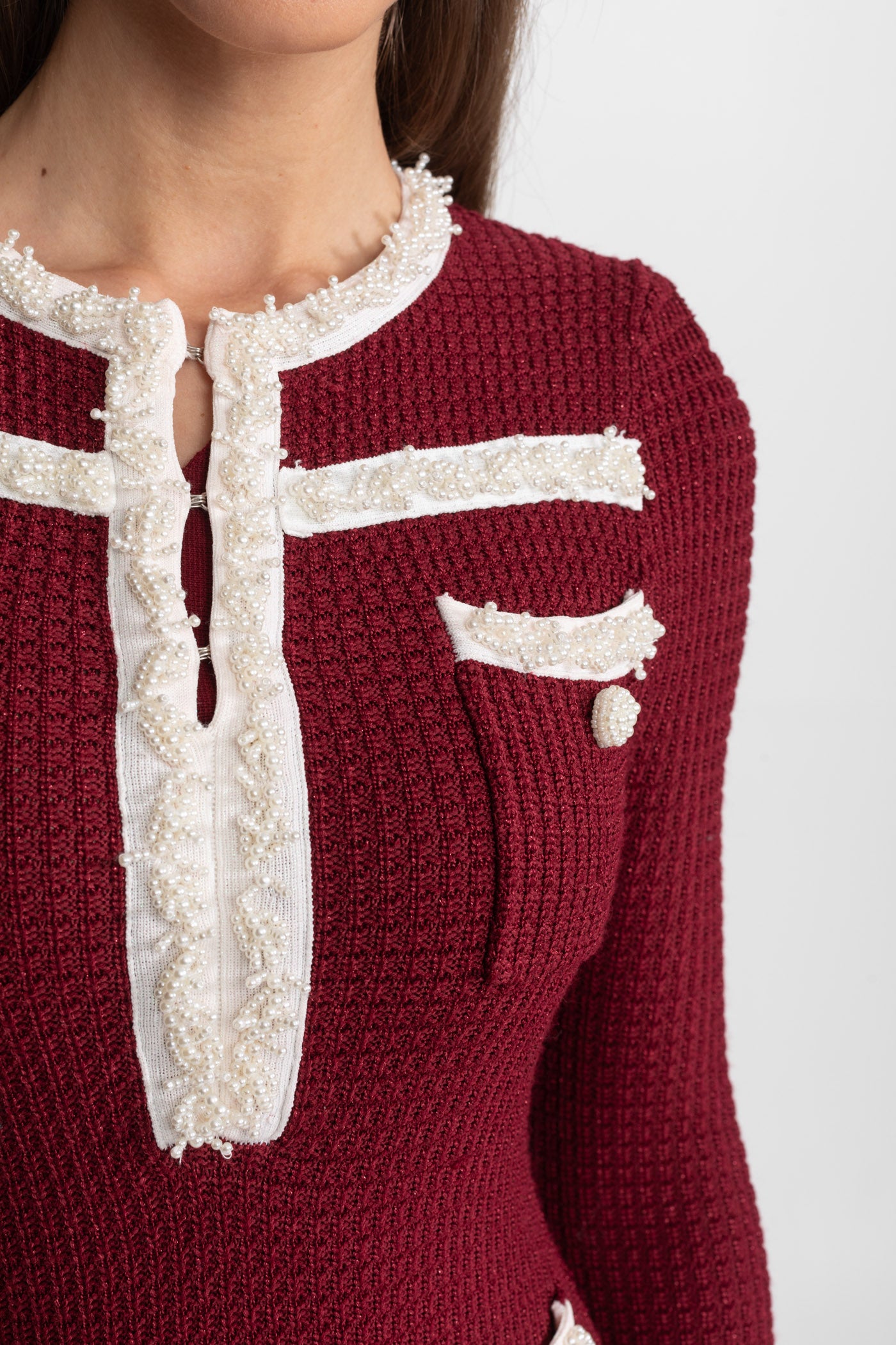 Rochie Midi Texturată cu Margine Brodată Contrastantă – Burgundy