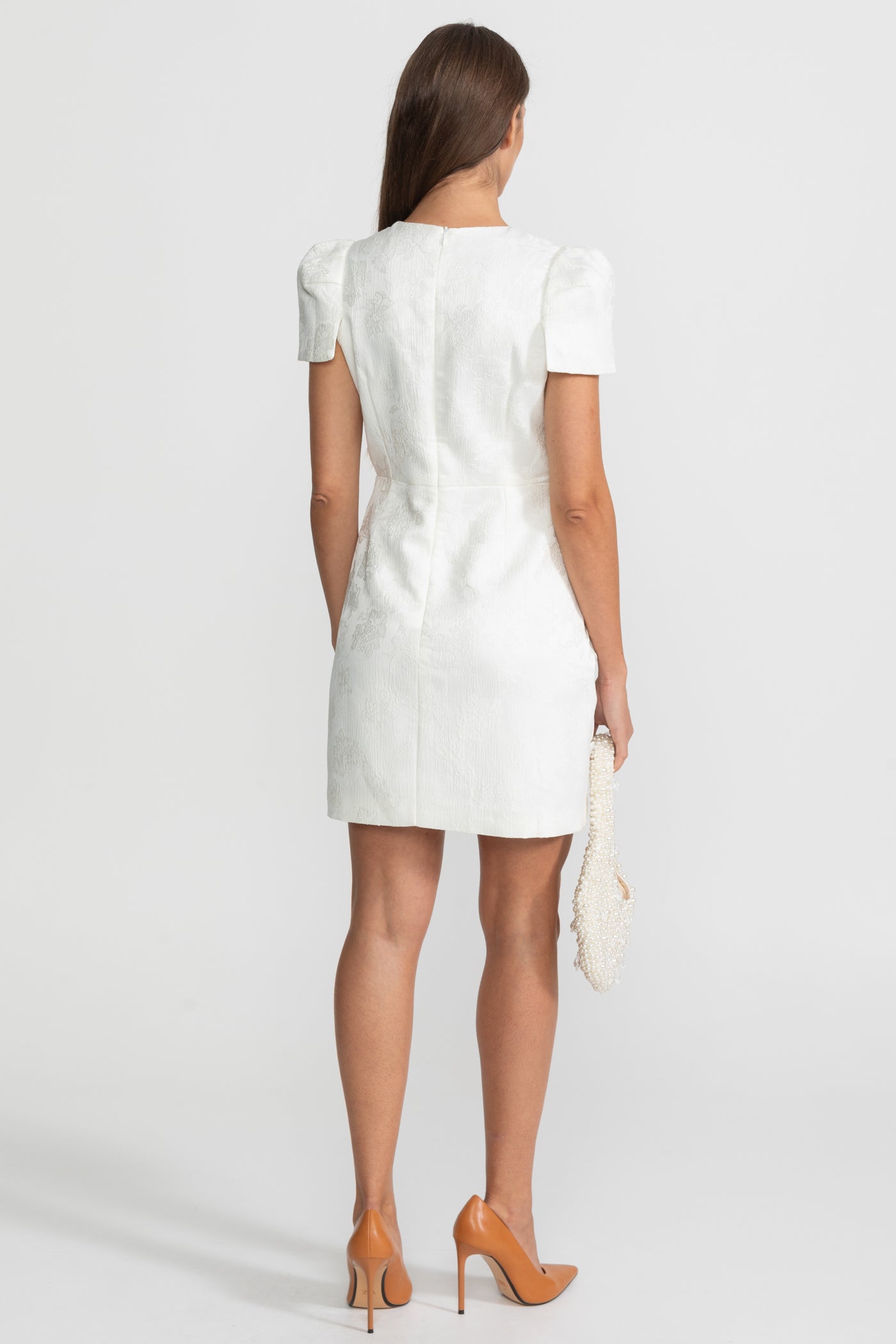 Rochie Mini cu Aplicații Florale 3D și Fustă Matlasată – Alb