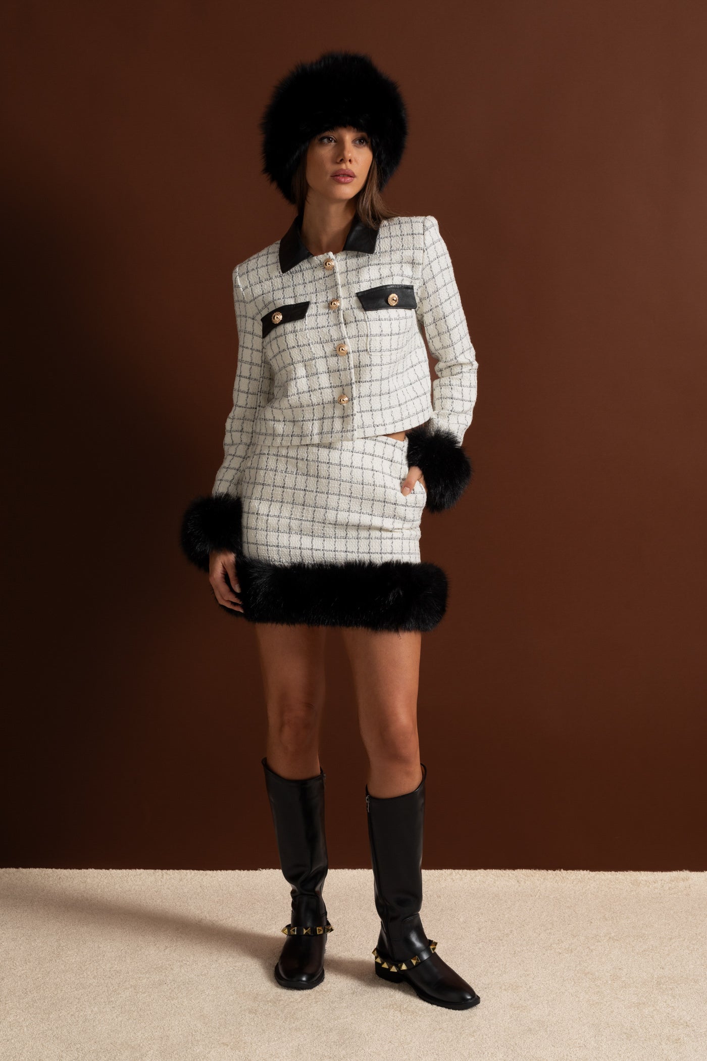 Set Tweed Co-Ord cu Accente din Blană Artificială și Detalii Contrastante din Piele – Alb și Negru