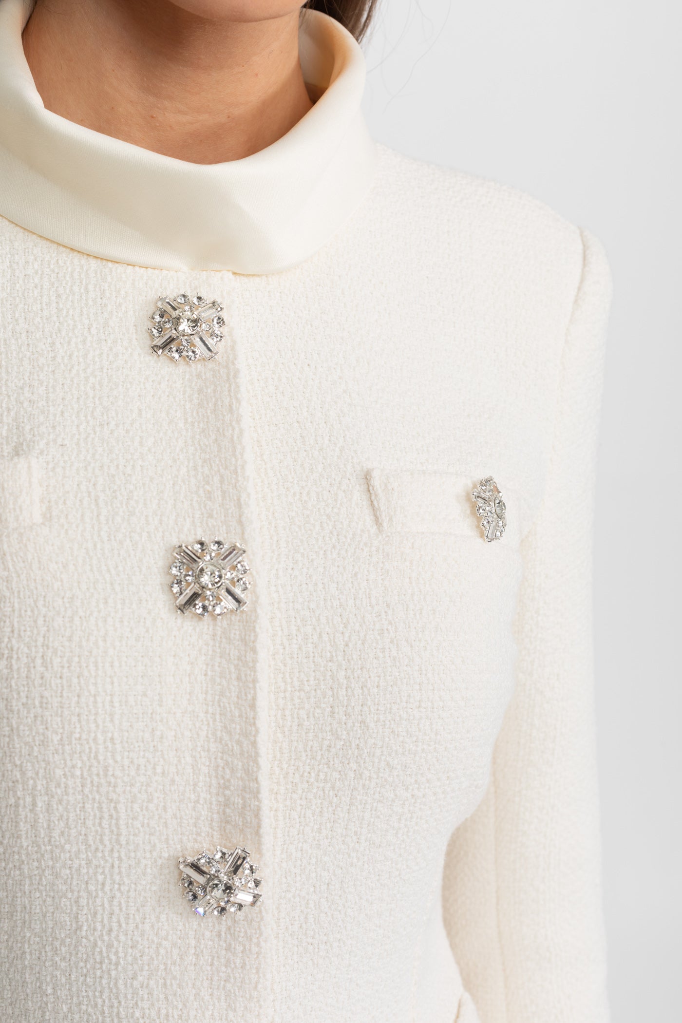 Rochie Mini Texturată cu Aplicatii de Nasturi din Cristal – Ivoire