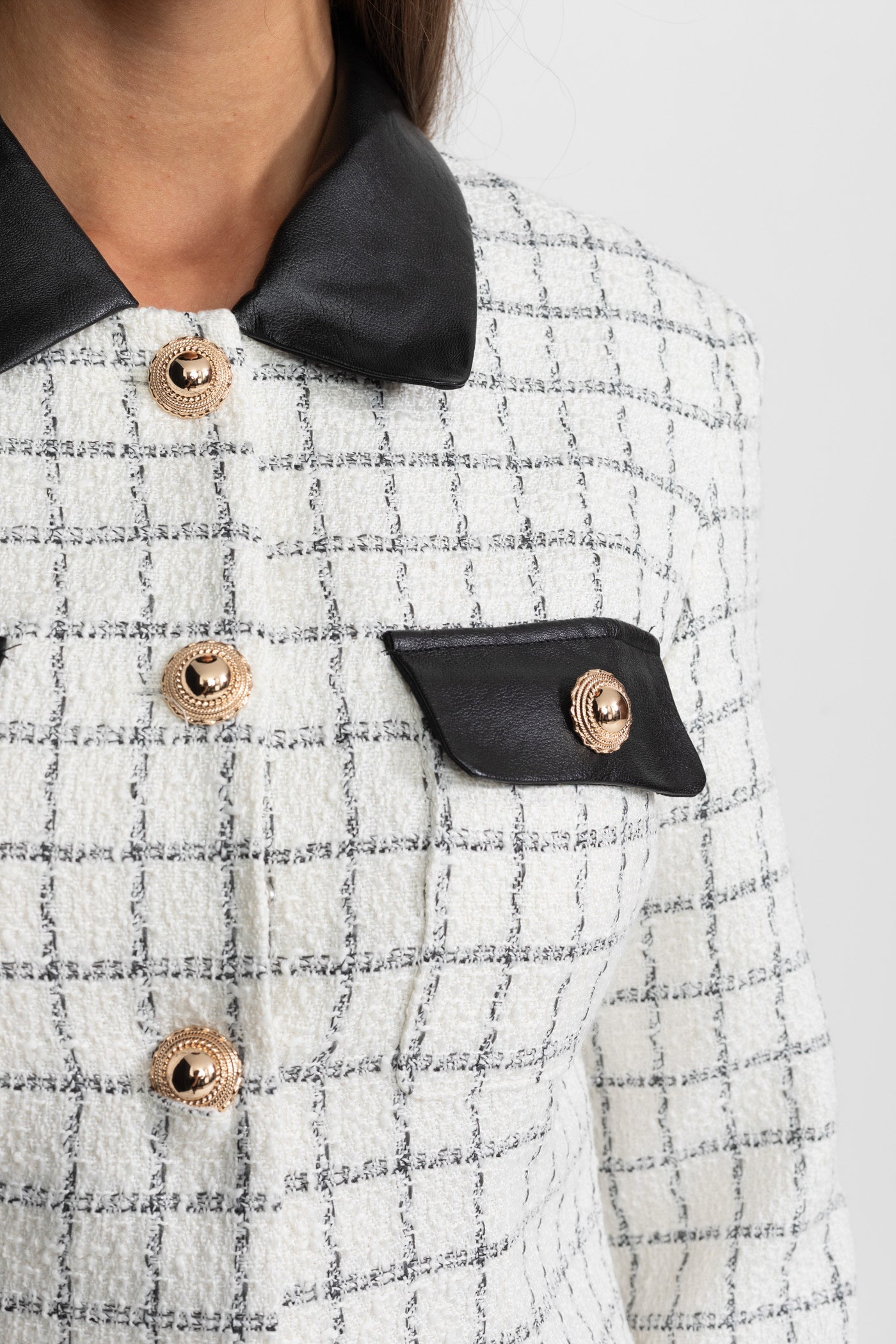Rochie mini din tweed cu mâneci lungi și detalii contrastante din piele – Alb și Negru