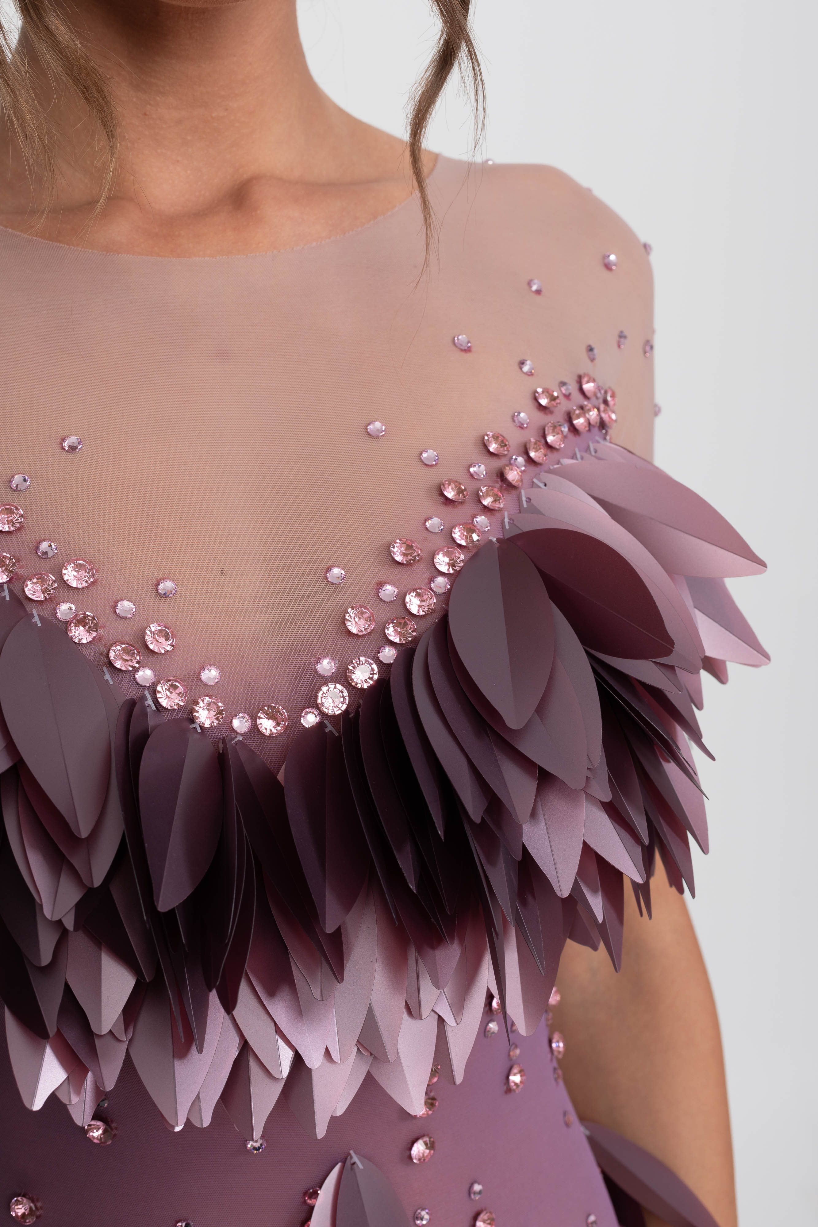 Rochie cu crăpătură, mâneci scurte și aplicații de petale 3D cu mărgele - Purple