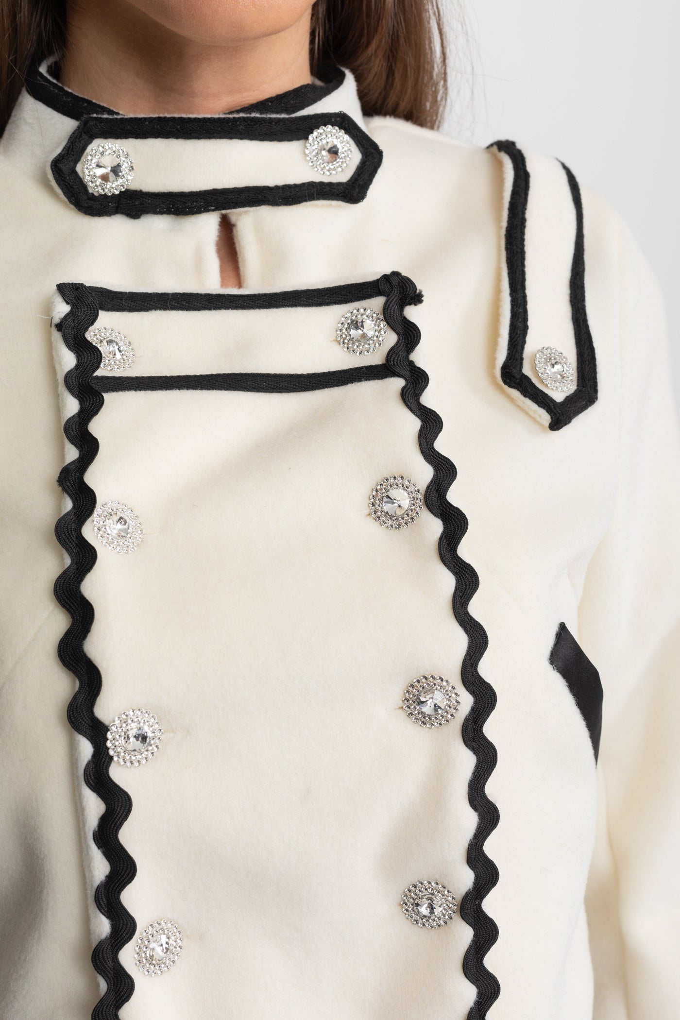 Set Coordonat Structurat cu Margini Contrastante și Nasturi cu Cristale – Ivoire