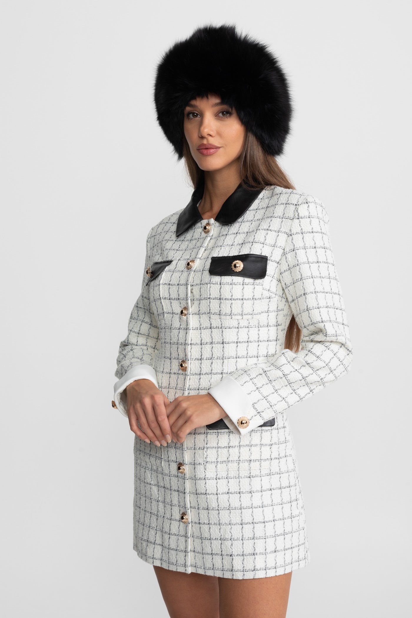 Rochie mini din tweed cu mâneci lungi și detalii contrastante din piele – Alb și Negru