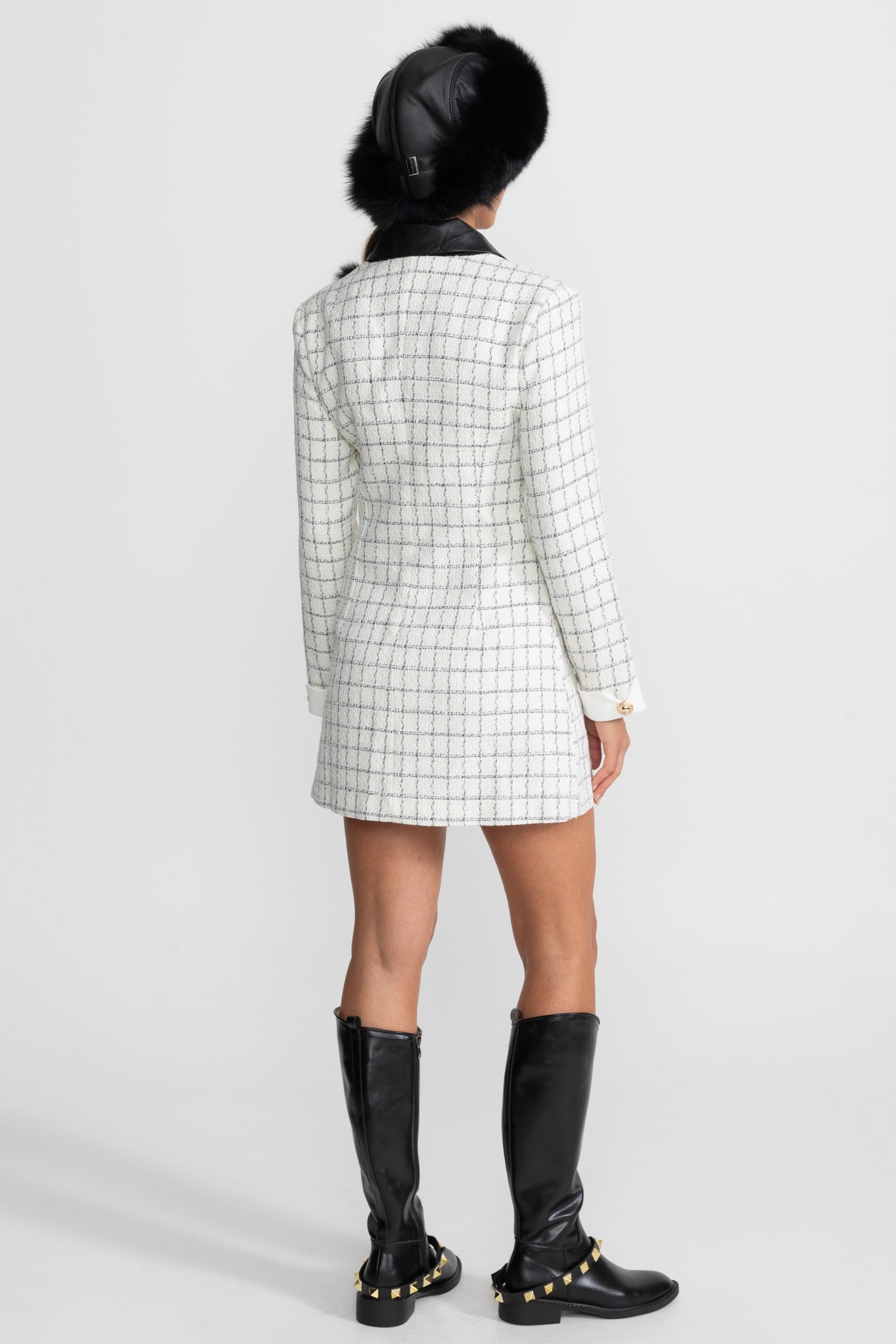 Rochie mini din tweed cu mâneci lungi și detalii contrastante din piele – Alb și Negru