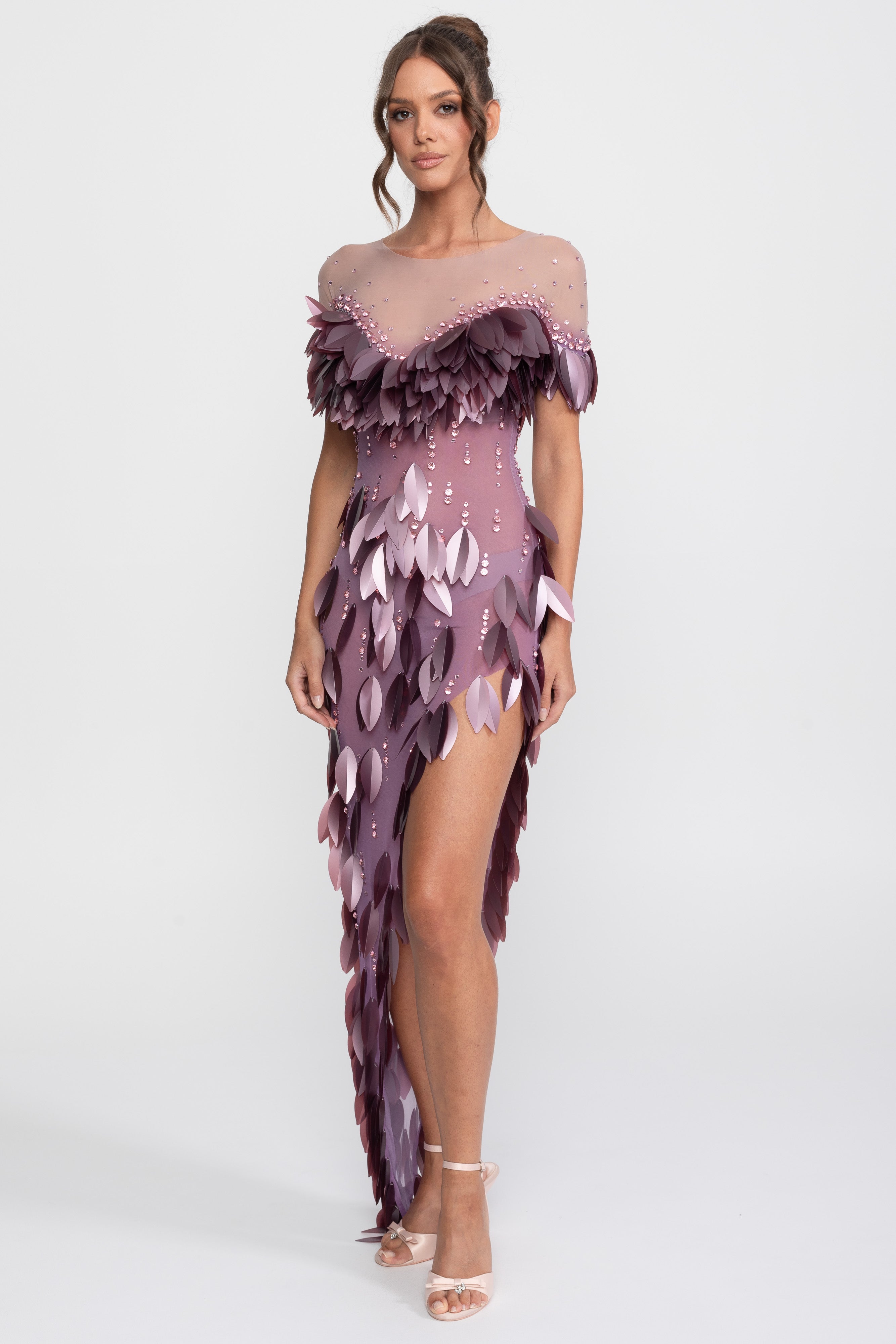Rochie cu crăpătură, mâneci scurte și aplicații de petale 3D cu mărgele - Purple